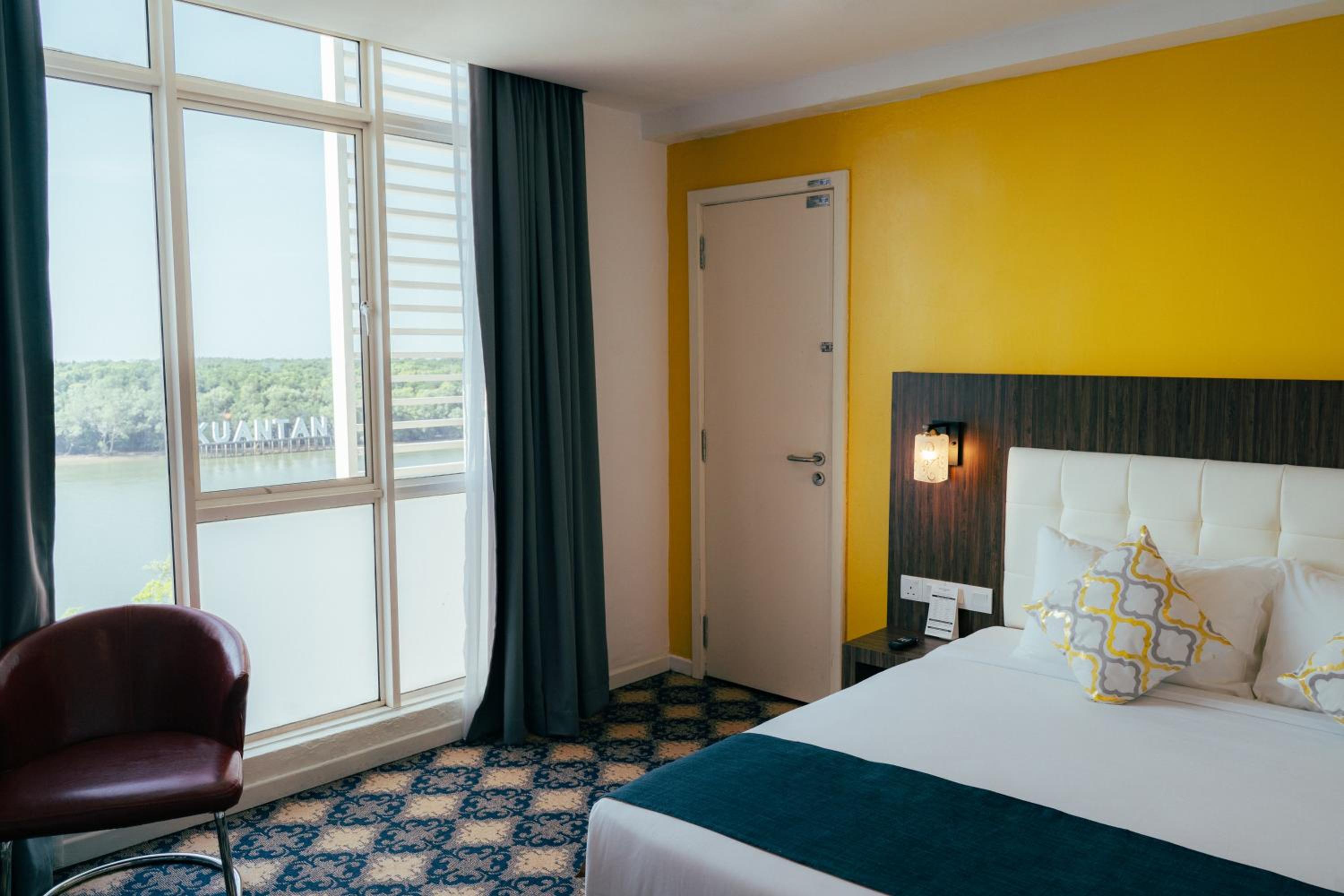 Premier Deluxe King with River View photo 2