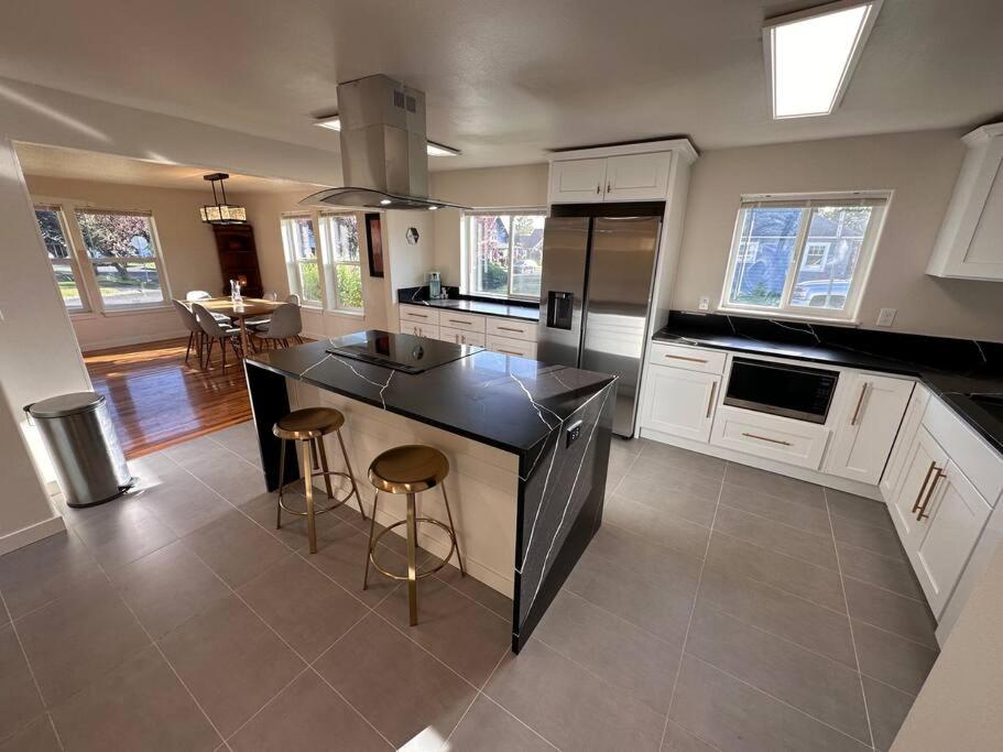 Three-Bedroom House photo 3
