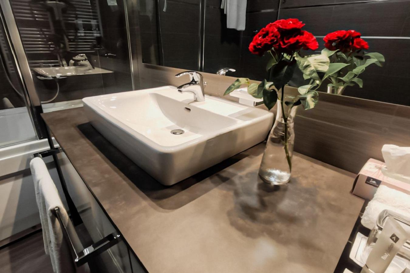 Spacious Three Bedroom Suite - Photo 8