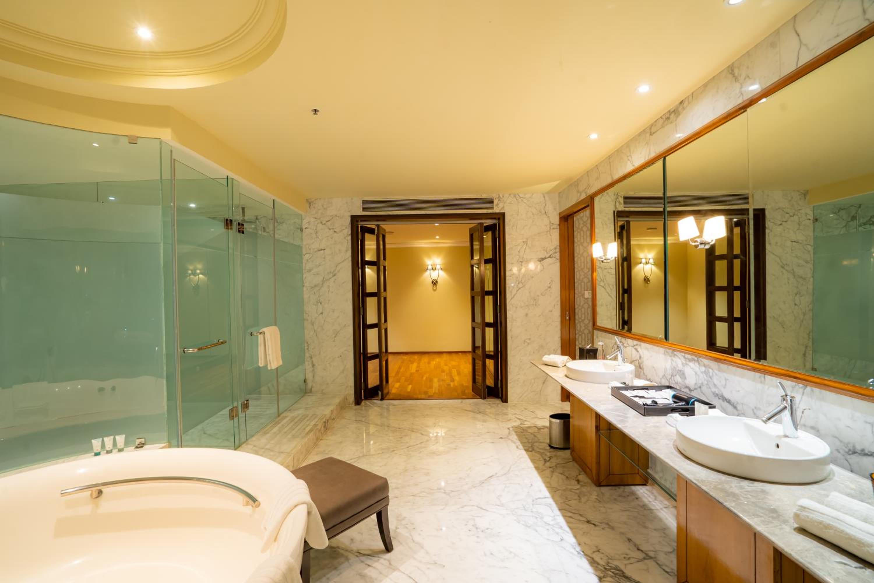 1 King Bed, Executive Lounge Access, Large Private Terrace, Penthouse Suite - Photo 6
