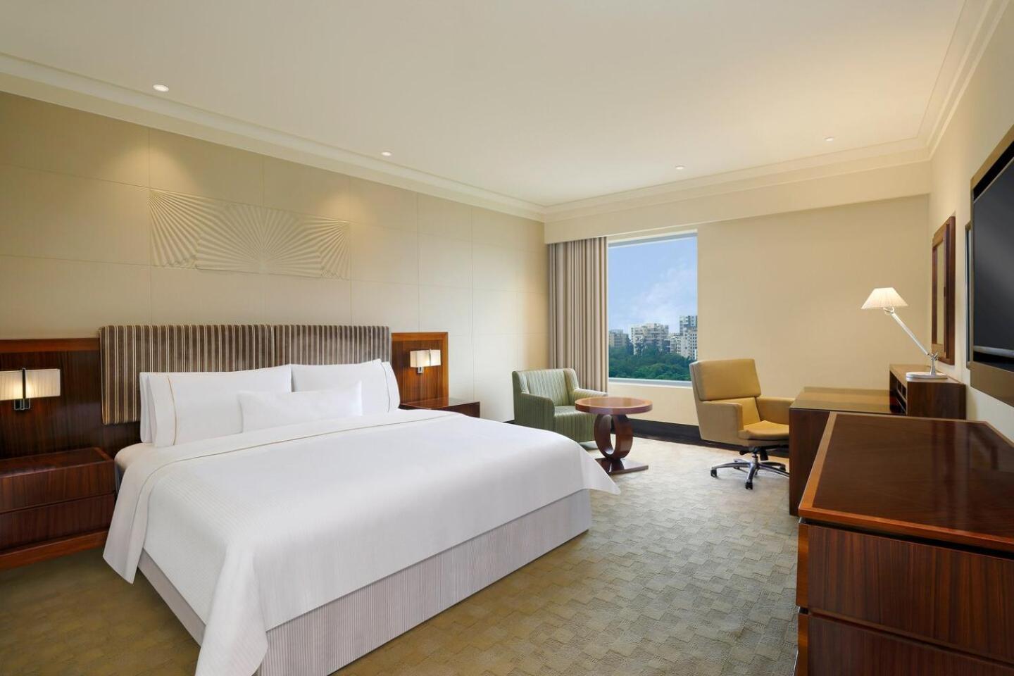 1 King Bed, Executive Lounge Access, Guest Room - Photo 2