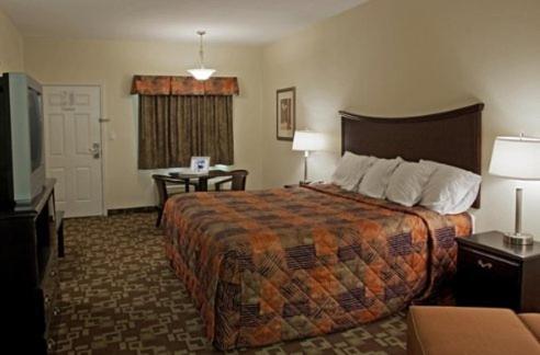 King Room - Non-Smoking - Photo 1