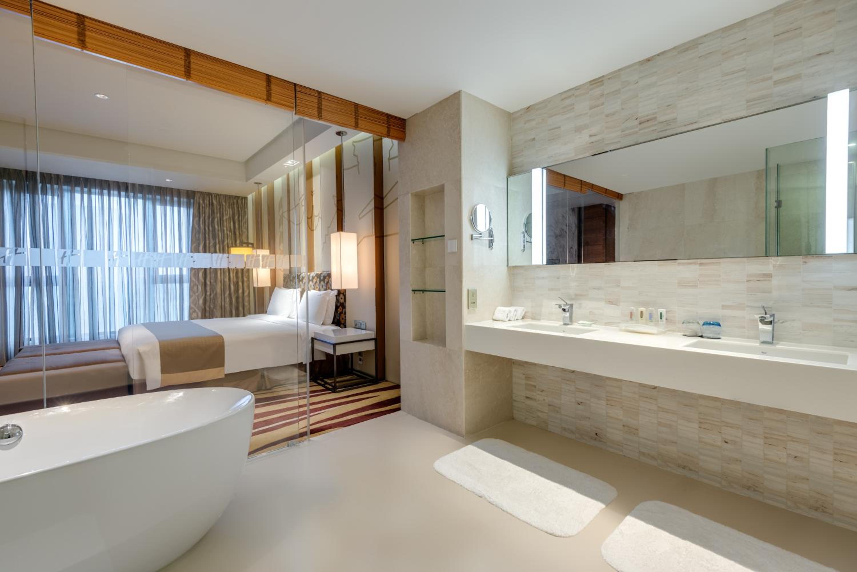 1 King One-Bedroom Suite