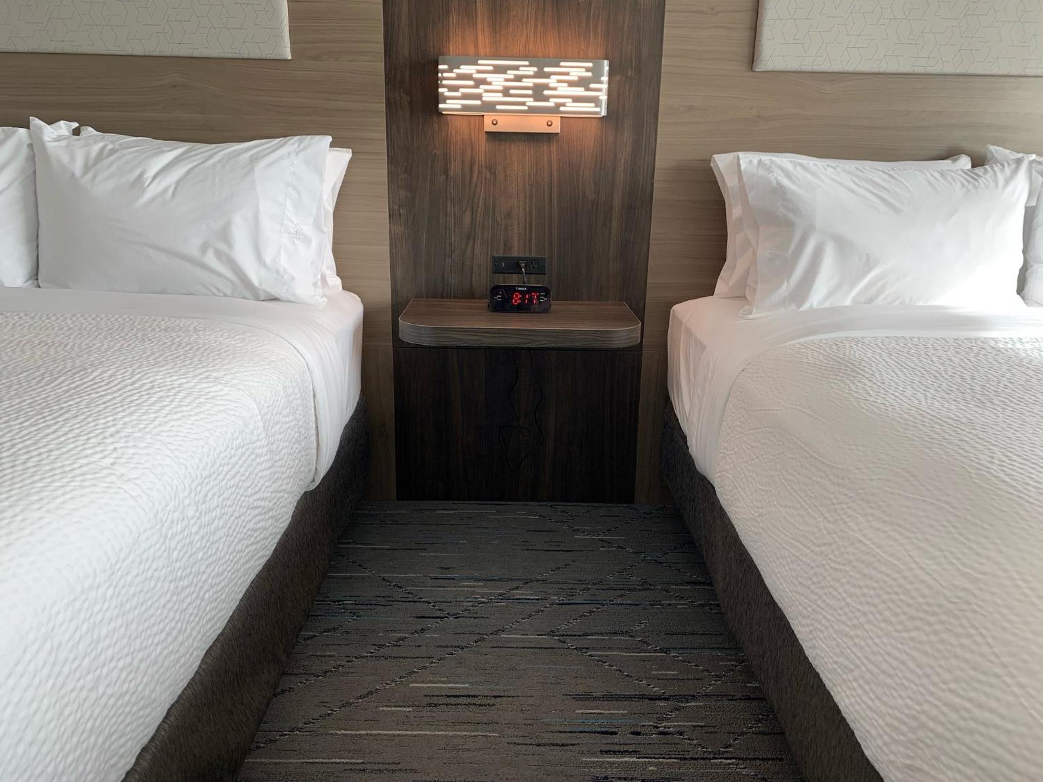 Standard Queen Room with Two Queen Beds photo 3