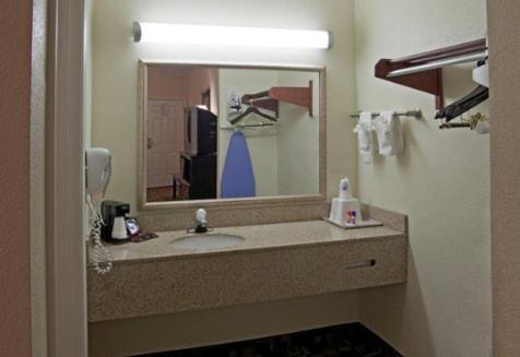 King Room - Non-Smoking - Photo 4