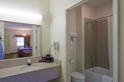 King Room - Non-Smoking - Photo 3