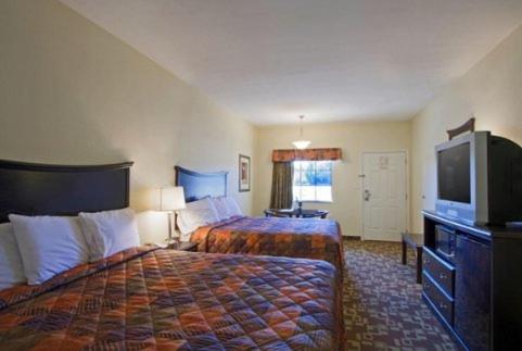 Queen Room with Two Queen Beds - Non-Smoking - Photo 1
