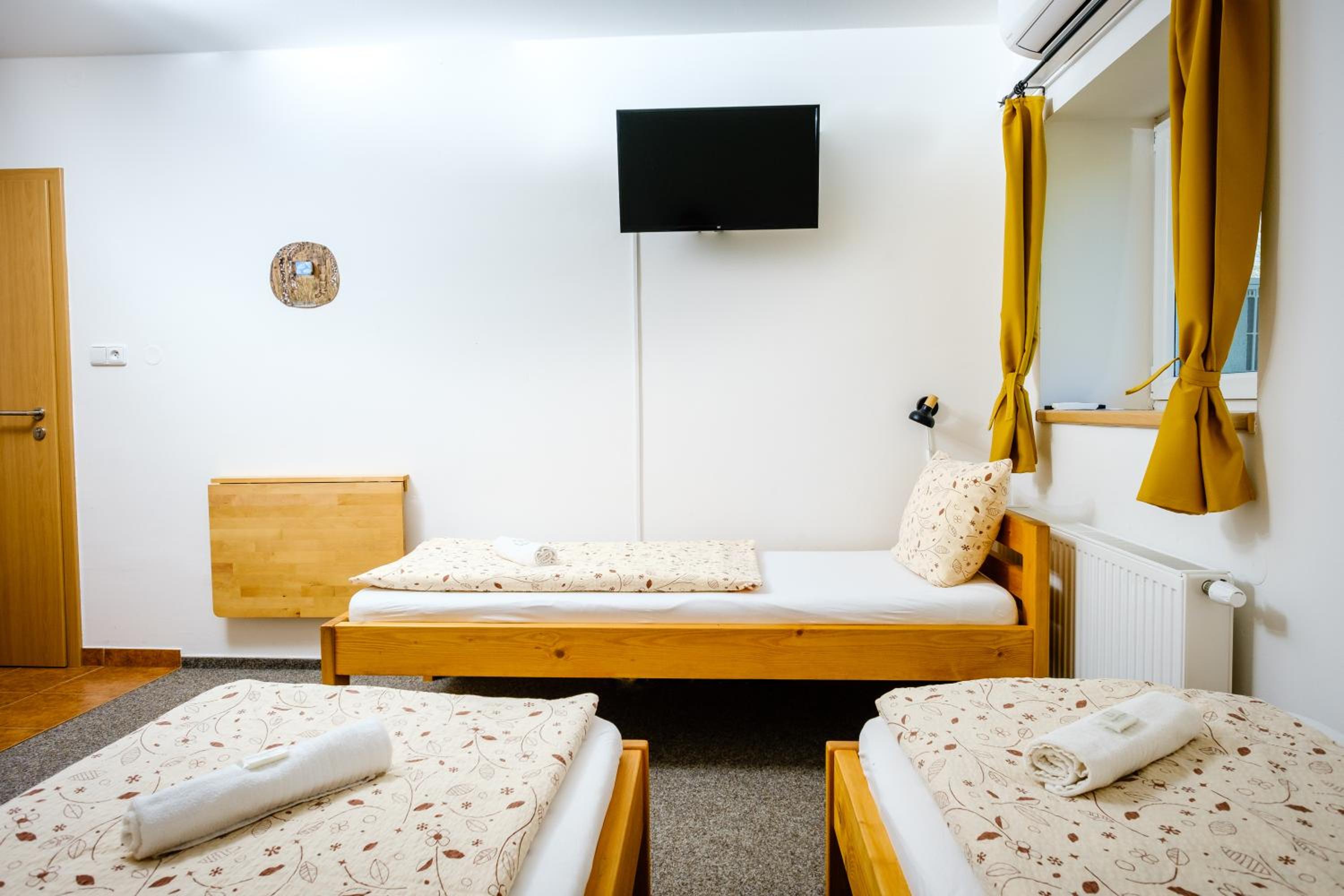 Triple Room with Private Bathroom photo 3