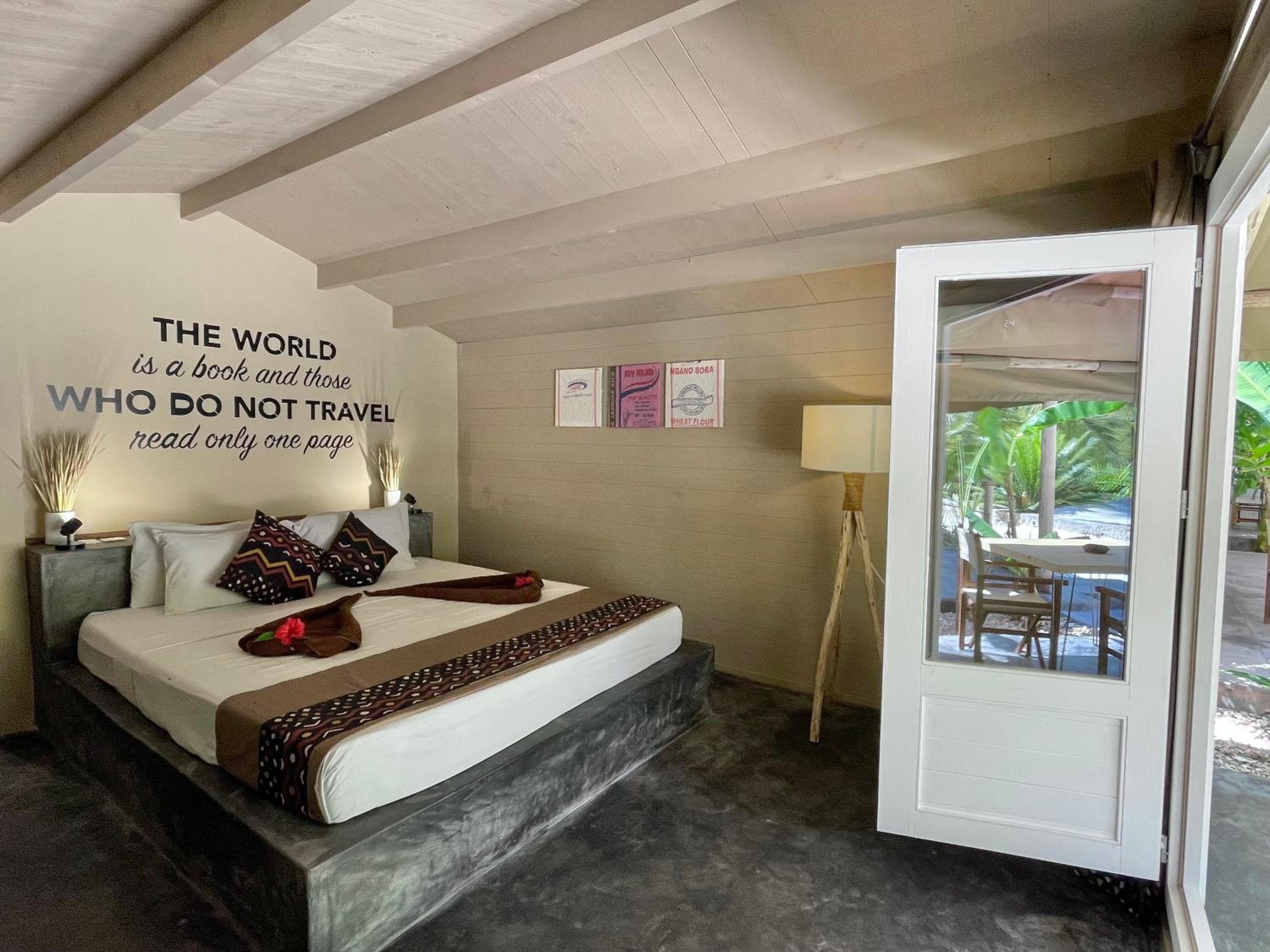 Double Room with Pool View - Photo 7