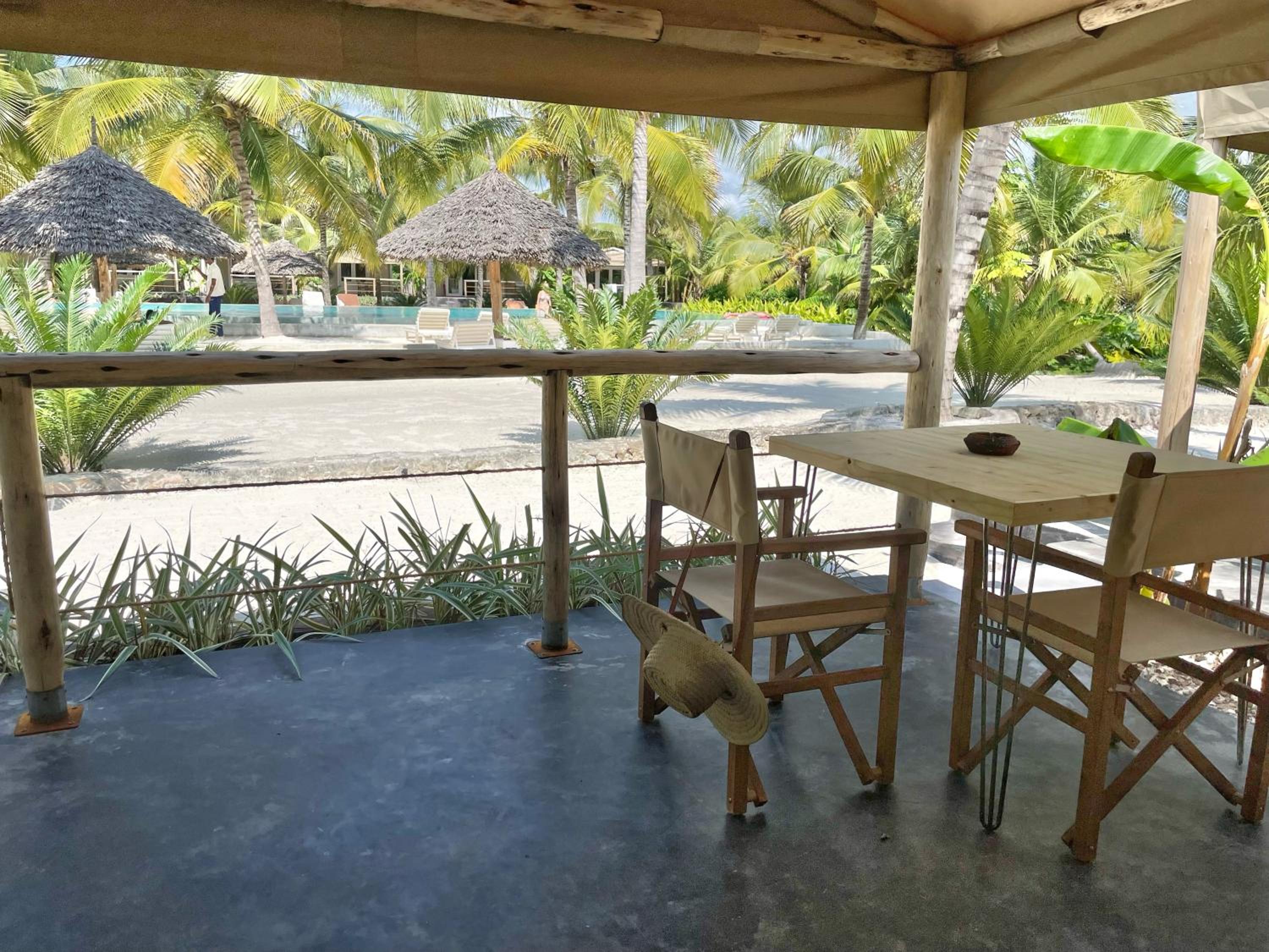 Double Room with Pool View - Photo 10