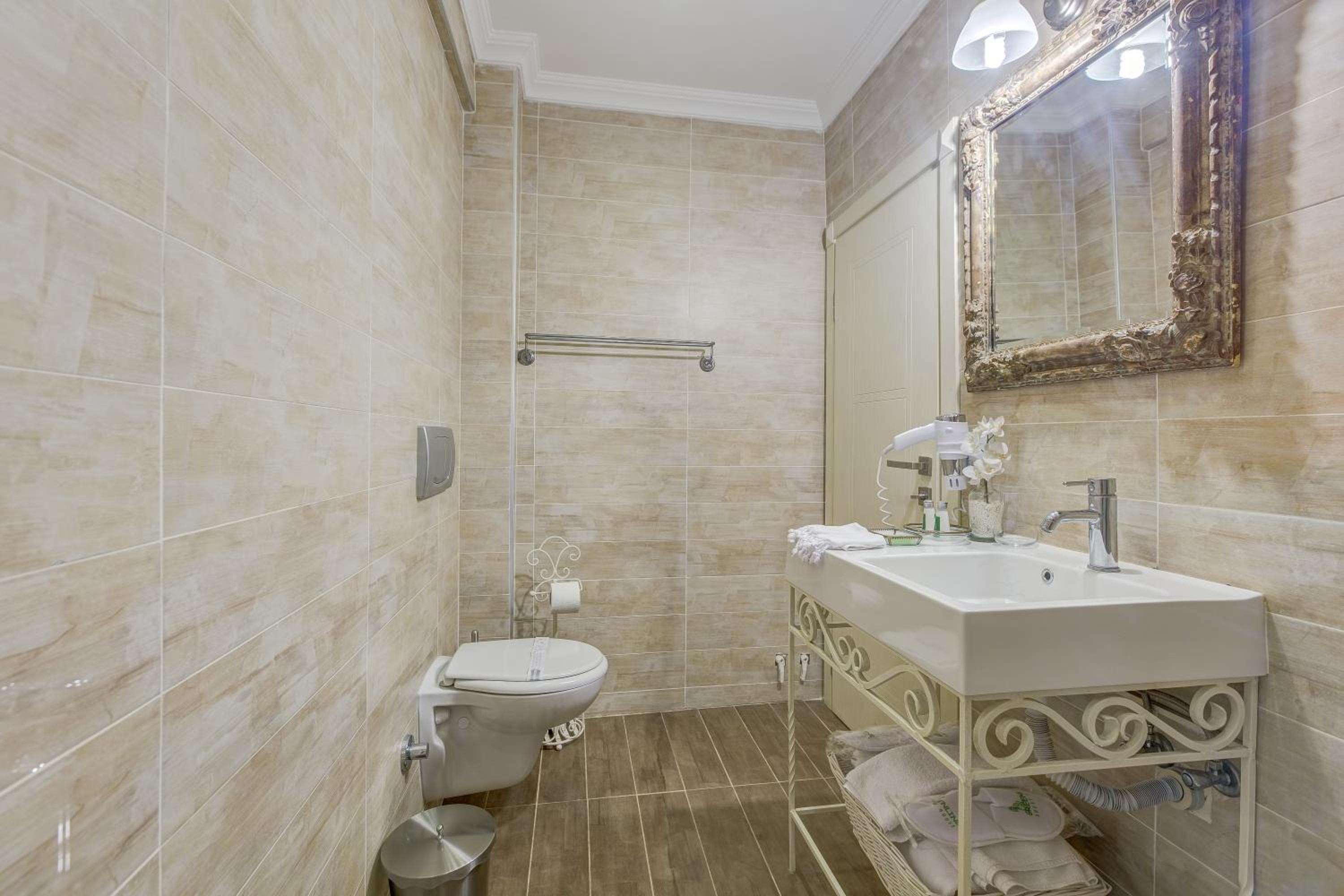 Double Room with Balcony & River View - Photo 2