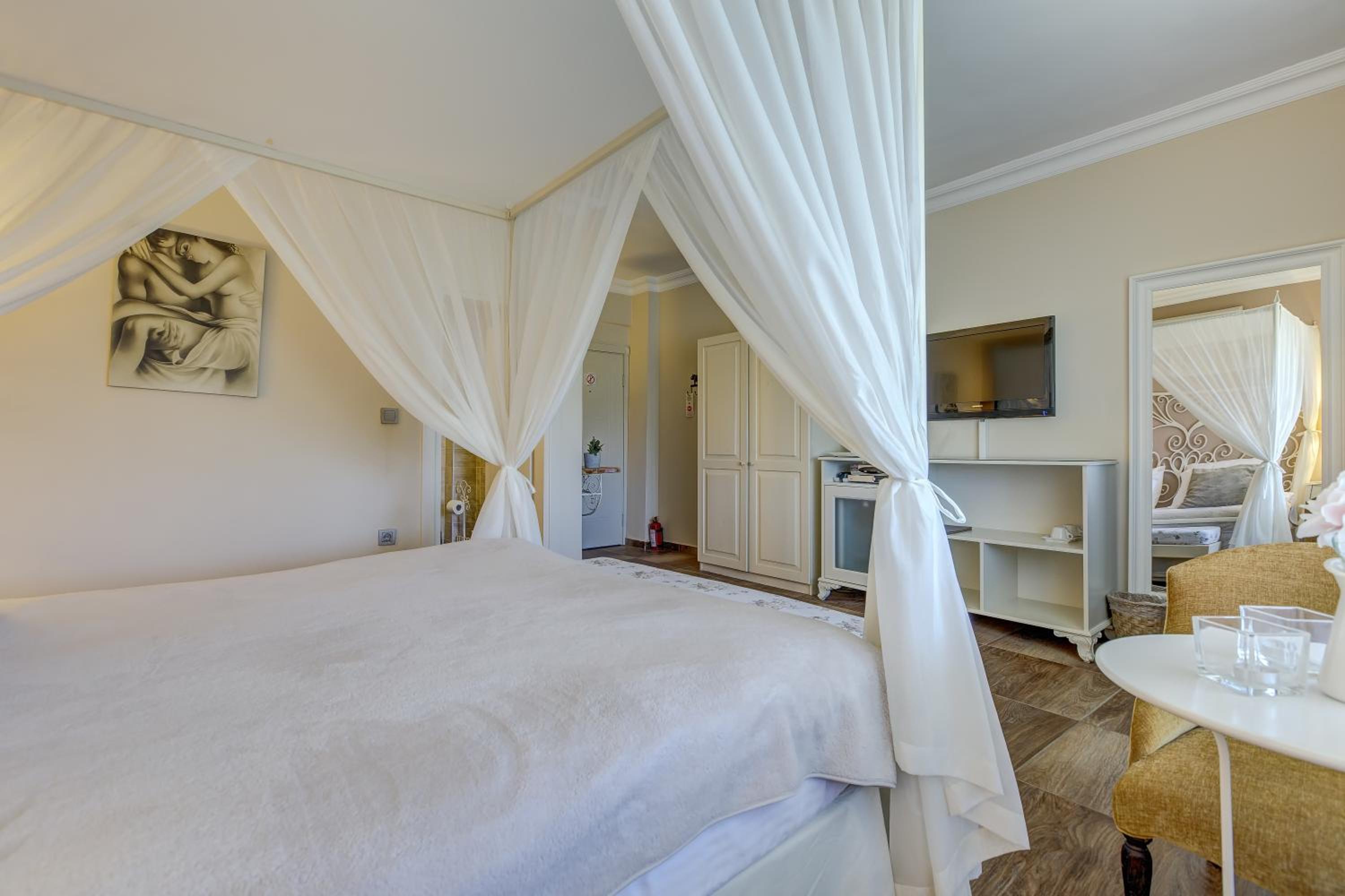 Double Room with Balcony & River View - Photo 3