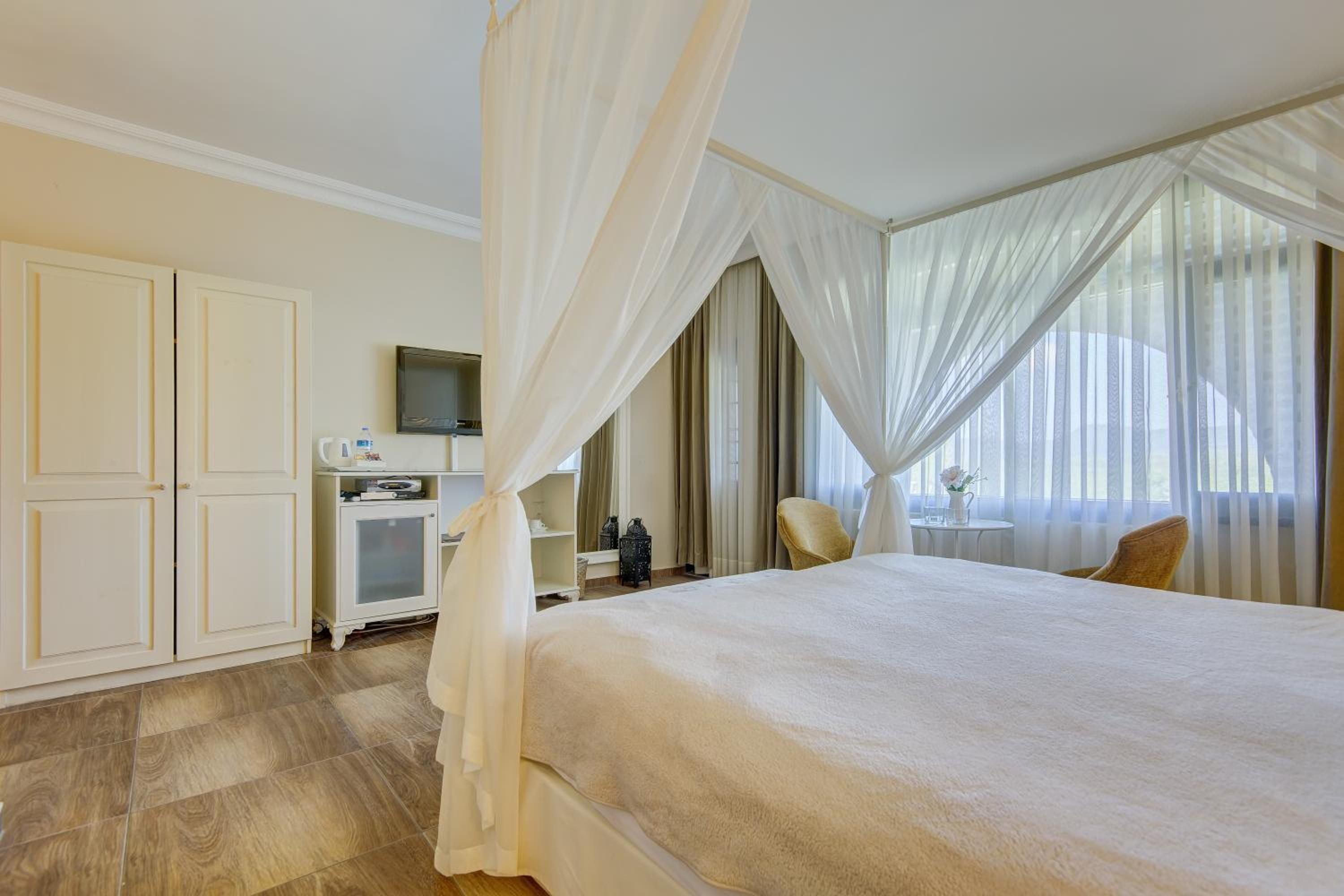 Double Room with Balcony & River View - Photo 4