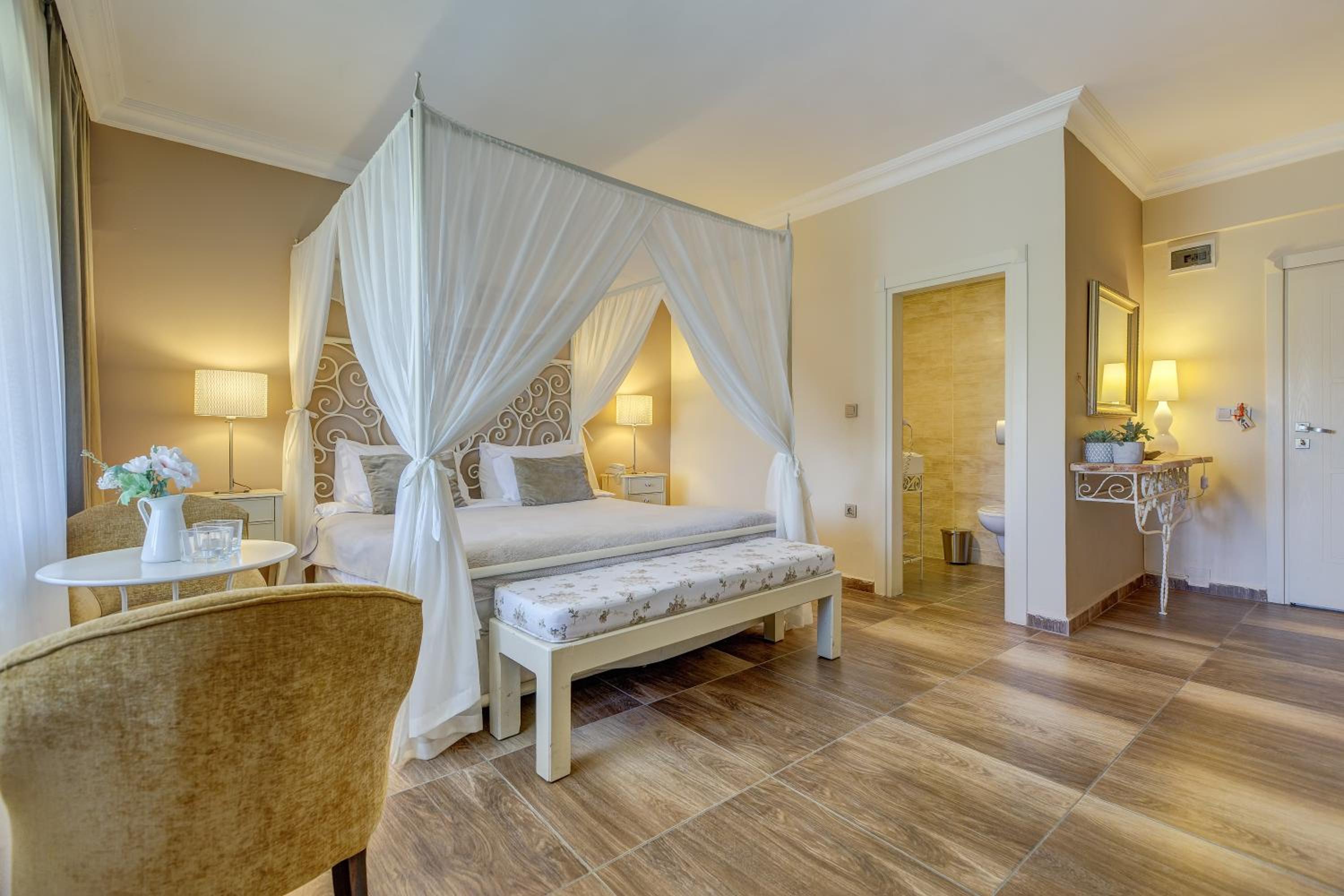 Double Room with Balcony & River View - Photo 18