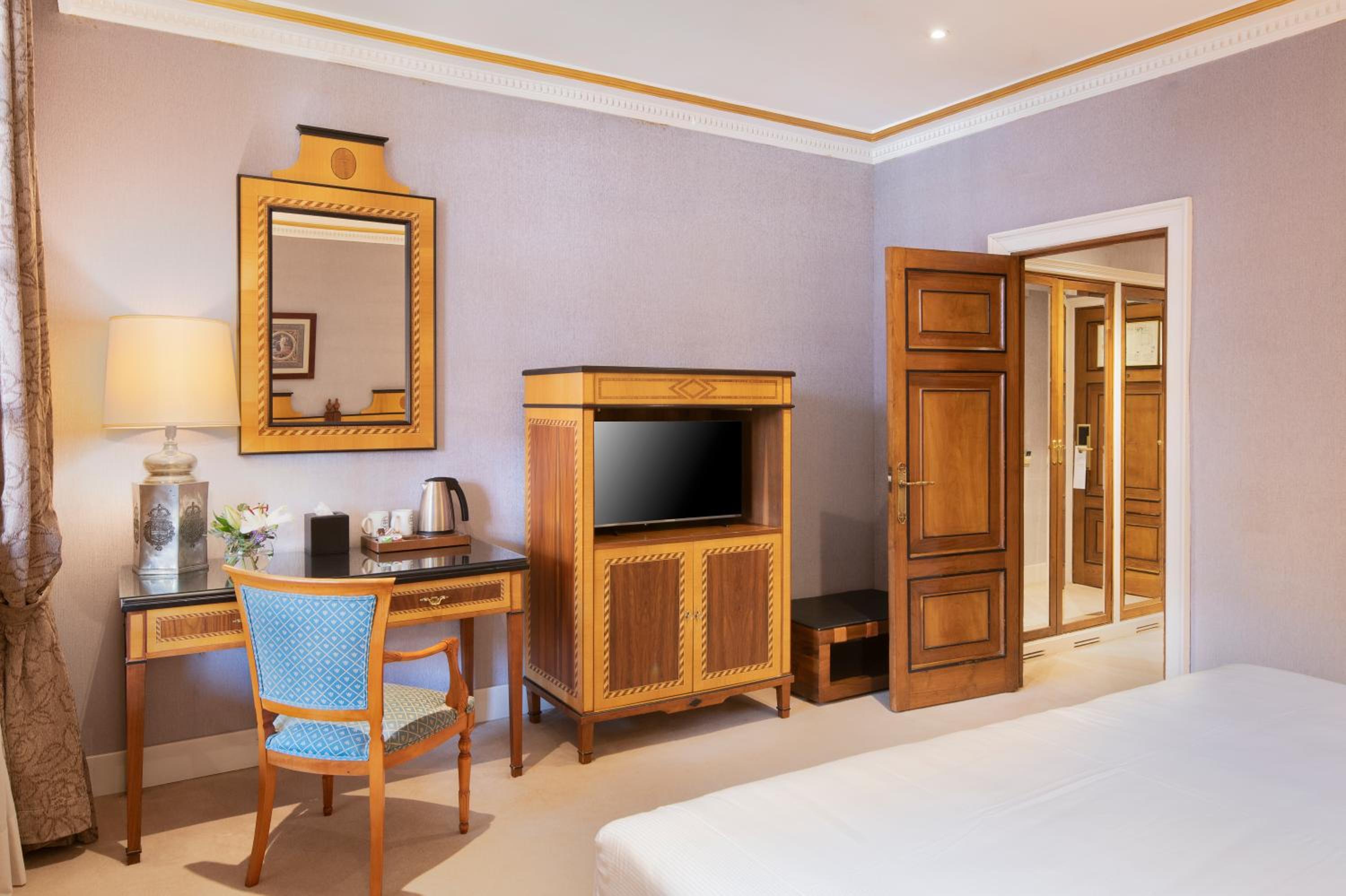Premium Room with Terrace and views of the Patio de la Reina - Photo 7