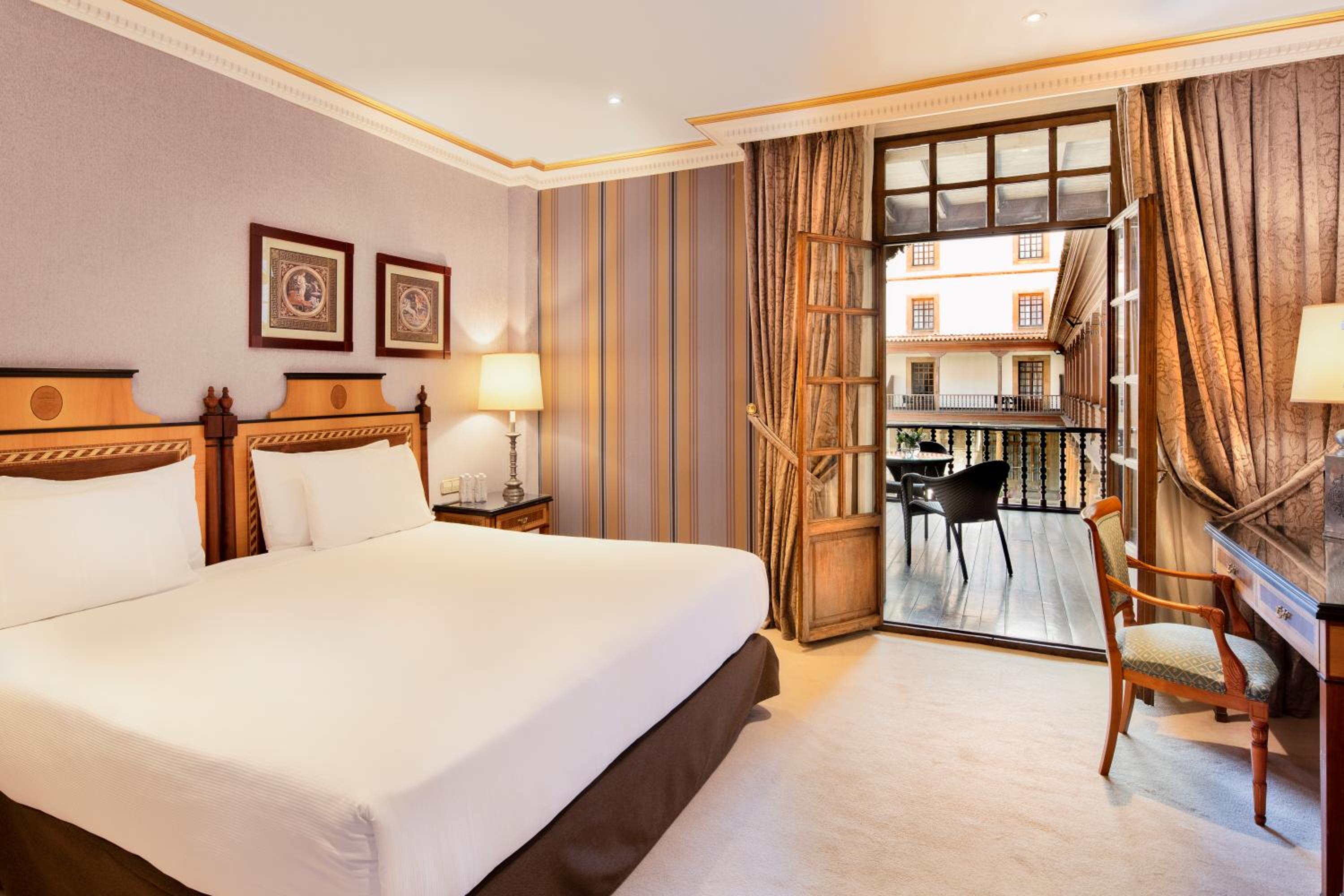 Premium Room with Terrace and views of the Patio de la Reina - Photo 9
