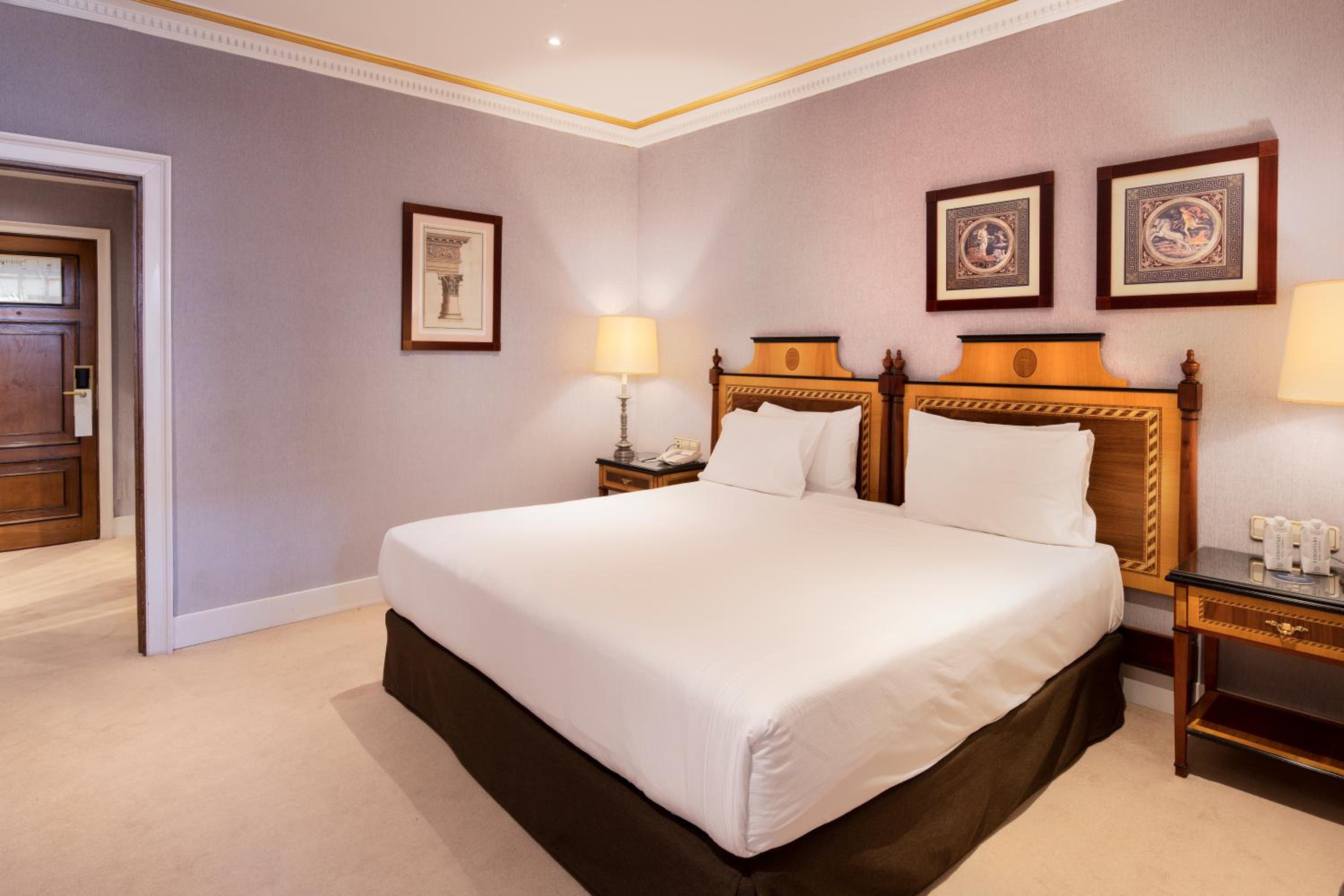Premium Room with Terrace and views of the Patio de la Reina - Photo 6