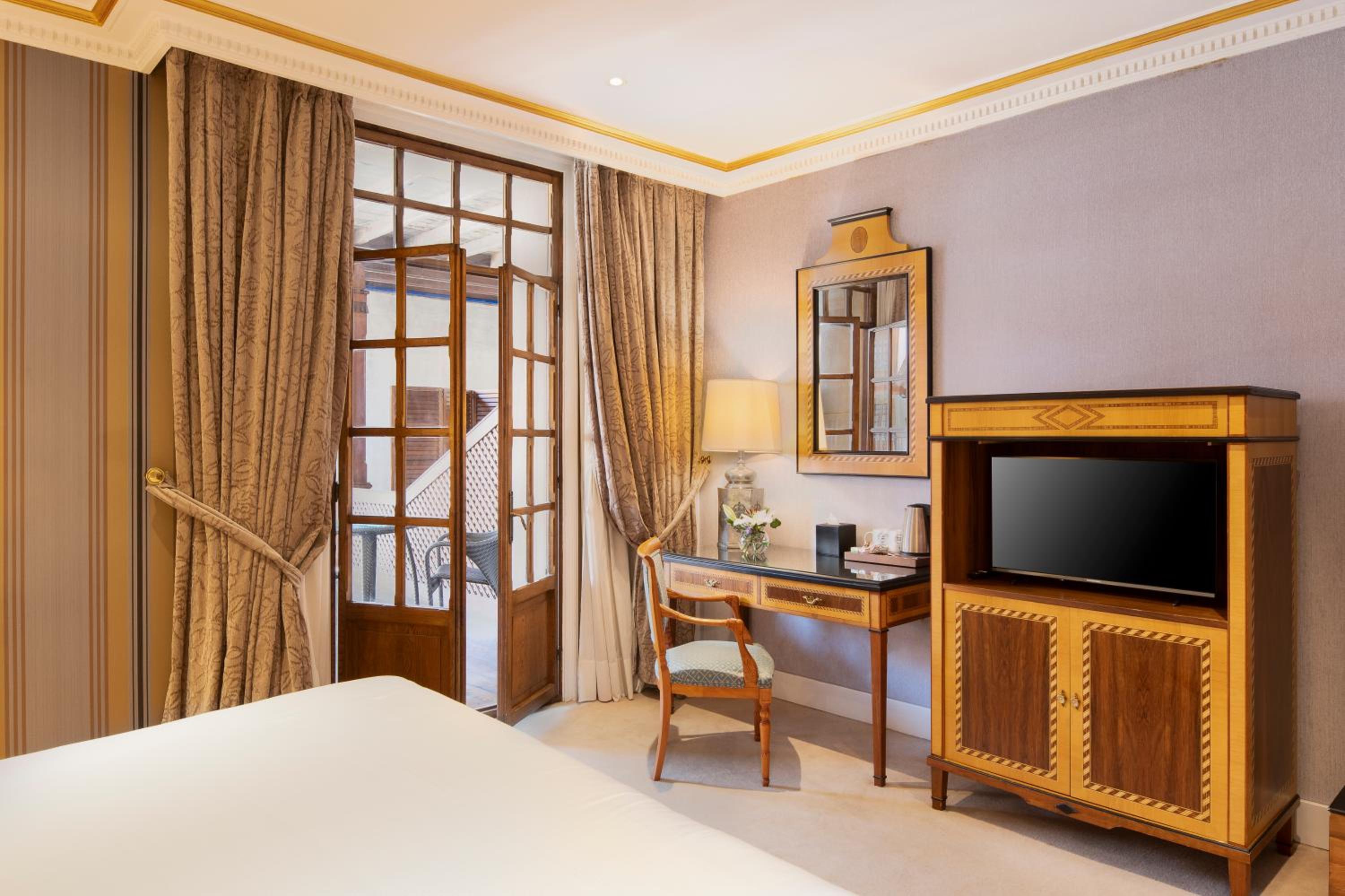 Premium Room with Terrace and views of the Patio de la Reina - Photo 8