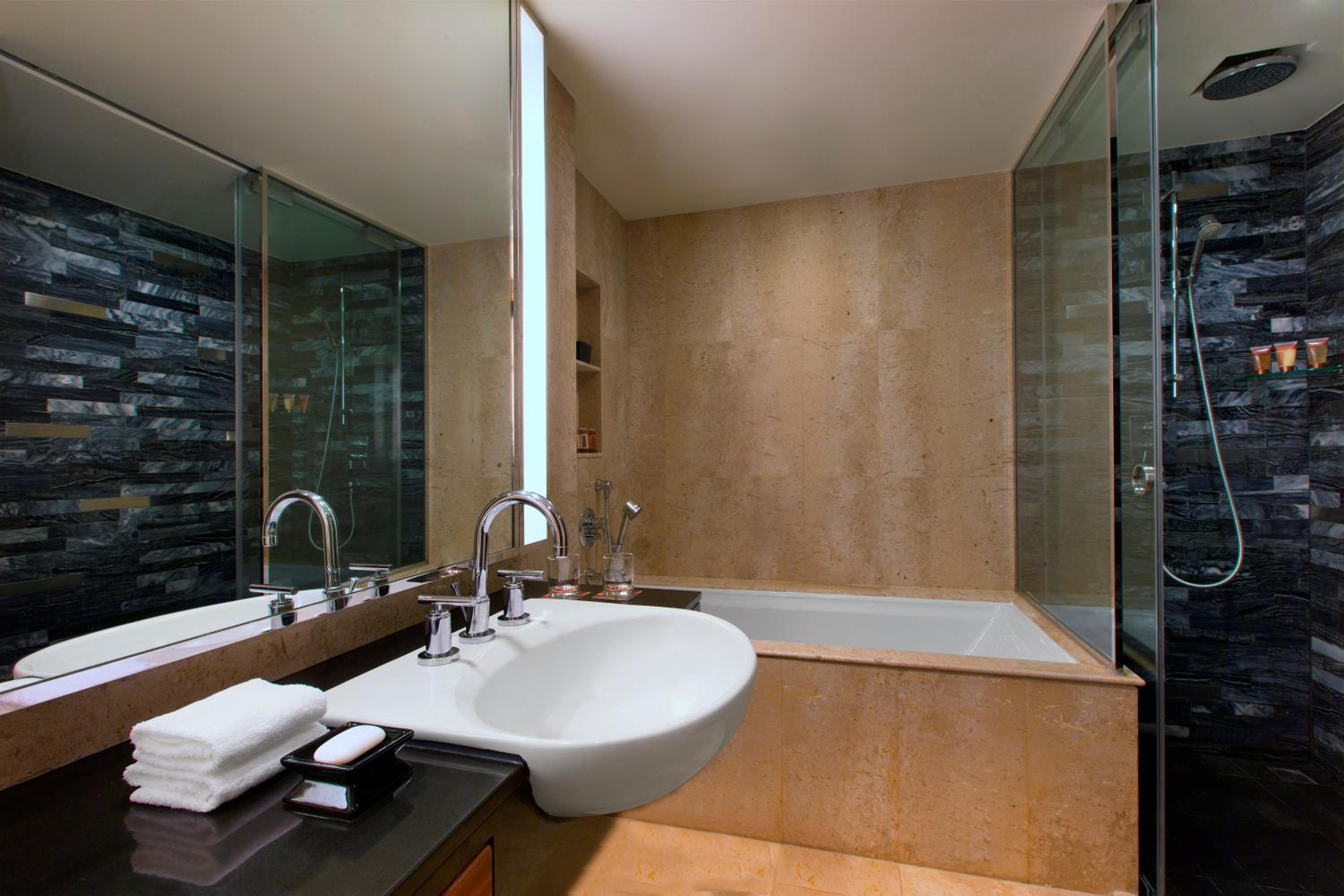 Executive, Club lounge access, 1 Bedroom Executive Suite, 1 King, River view thumbnail 5