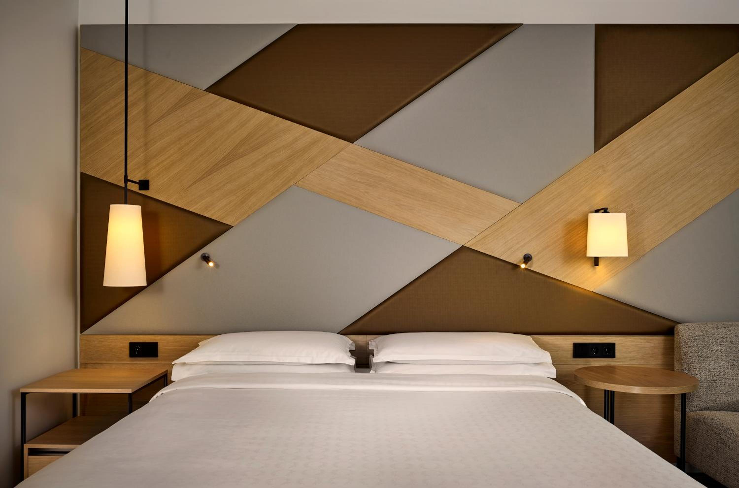 Twin Room with Club Lounge Access - Photo 1