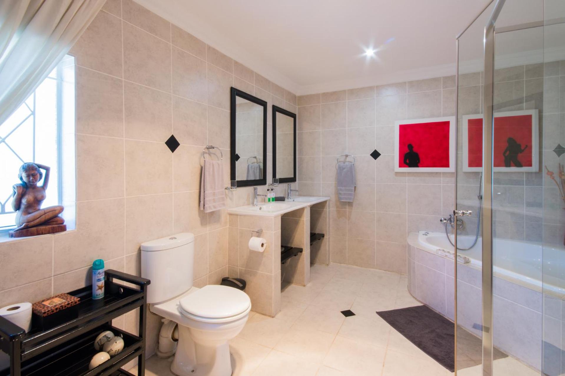 King Suite with Spa Bath photo 3