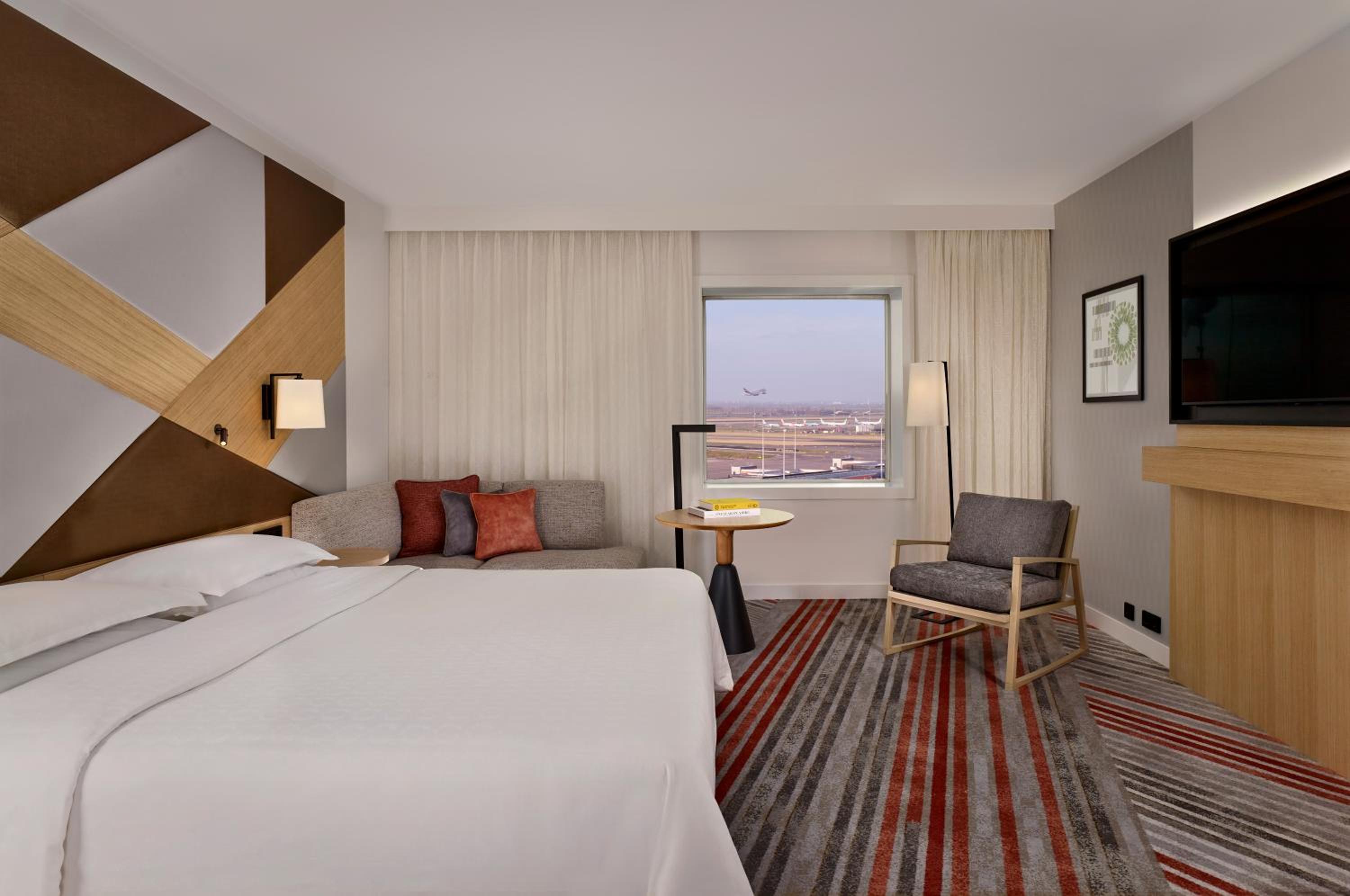 Deluxe, Guest room, King, Airport view - Photo 2