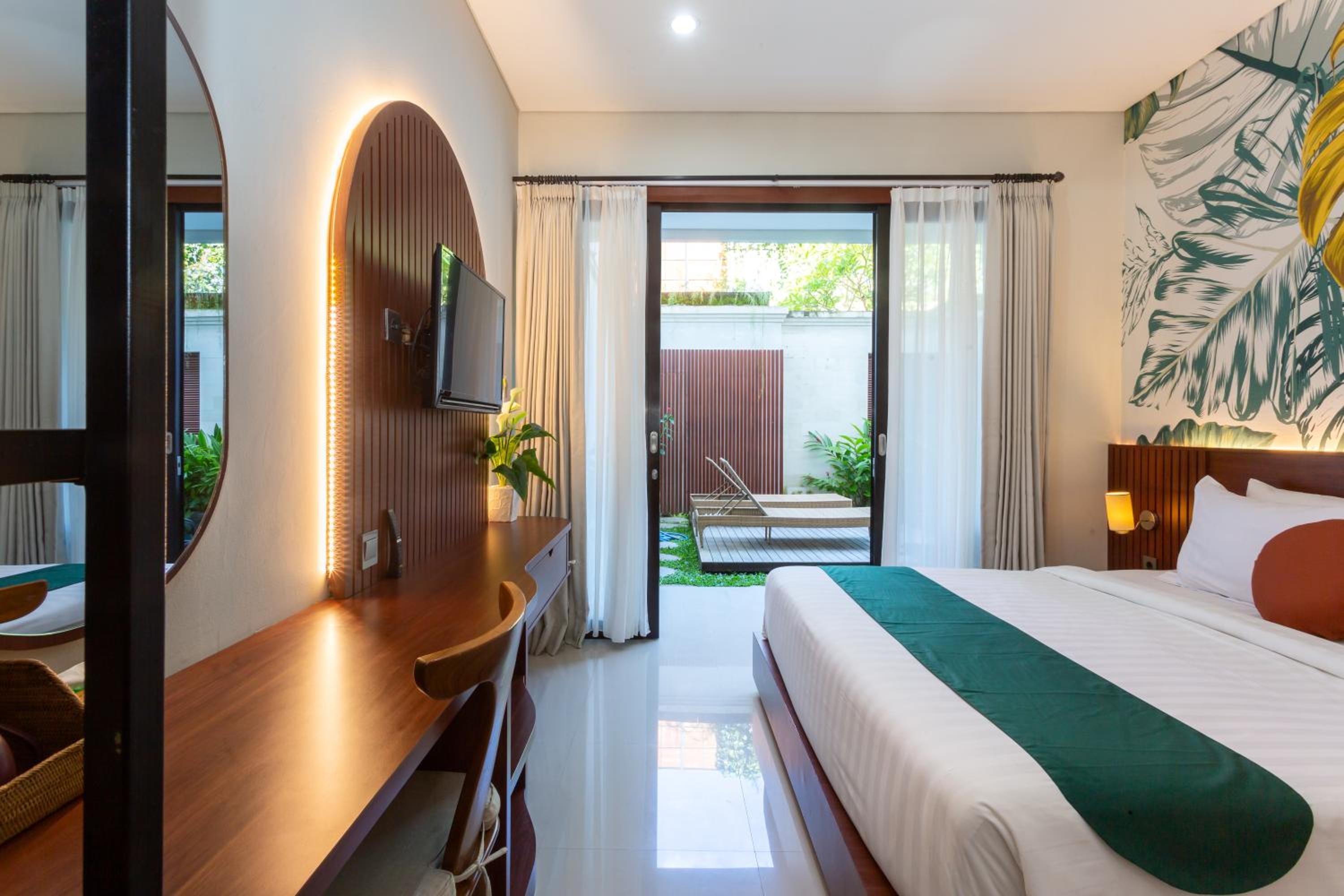 Double Room with Pool View - Photo 8