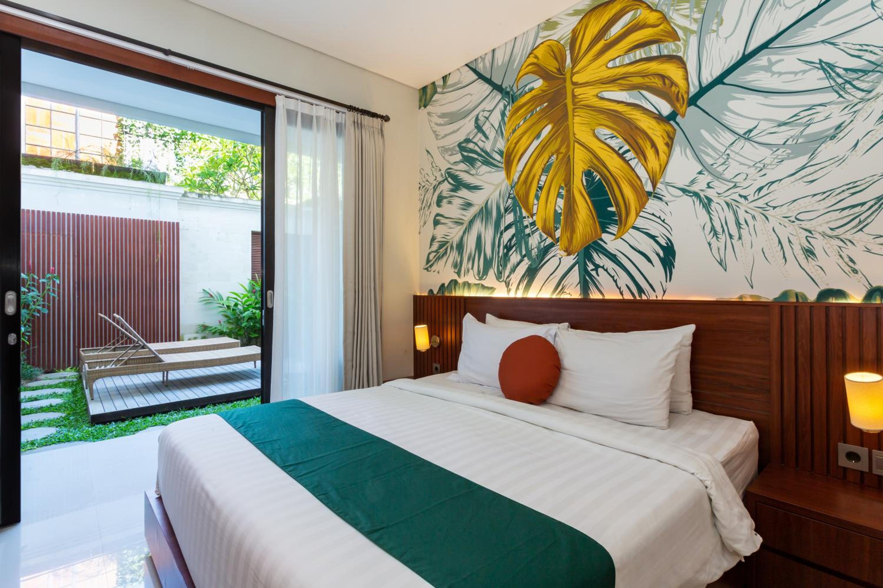 Double Room with Pool View - Photo 7