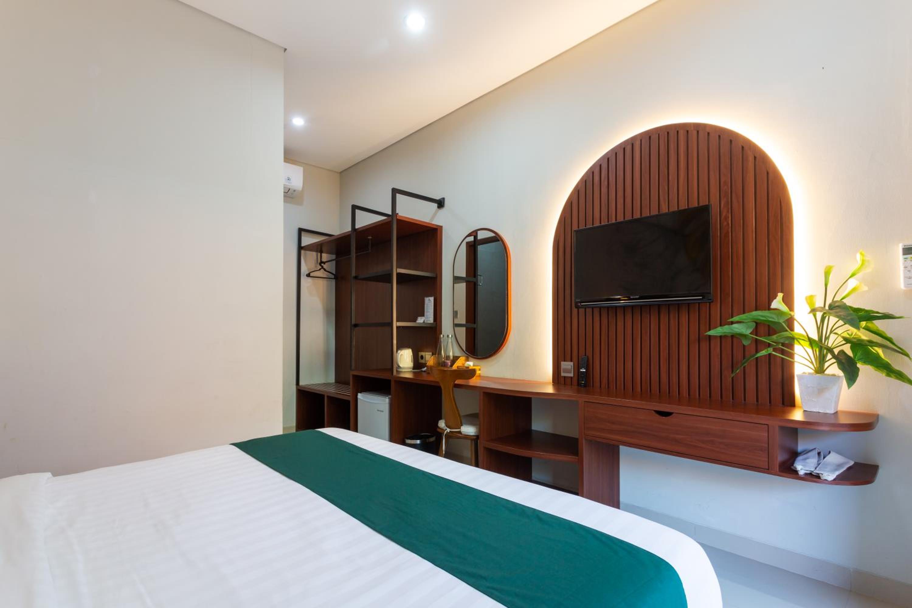 Double Room with Pool View - Photo 6