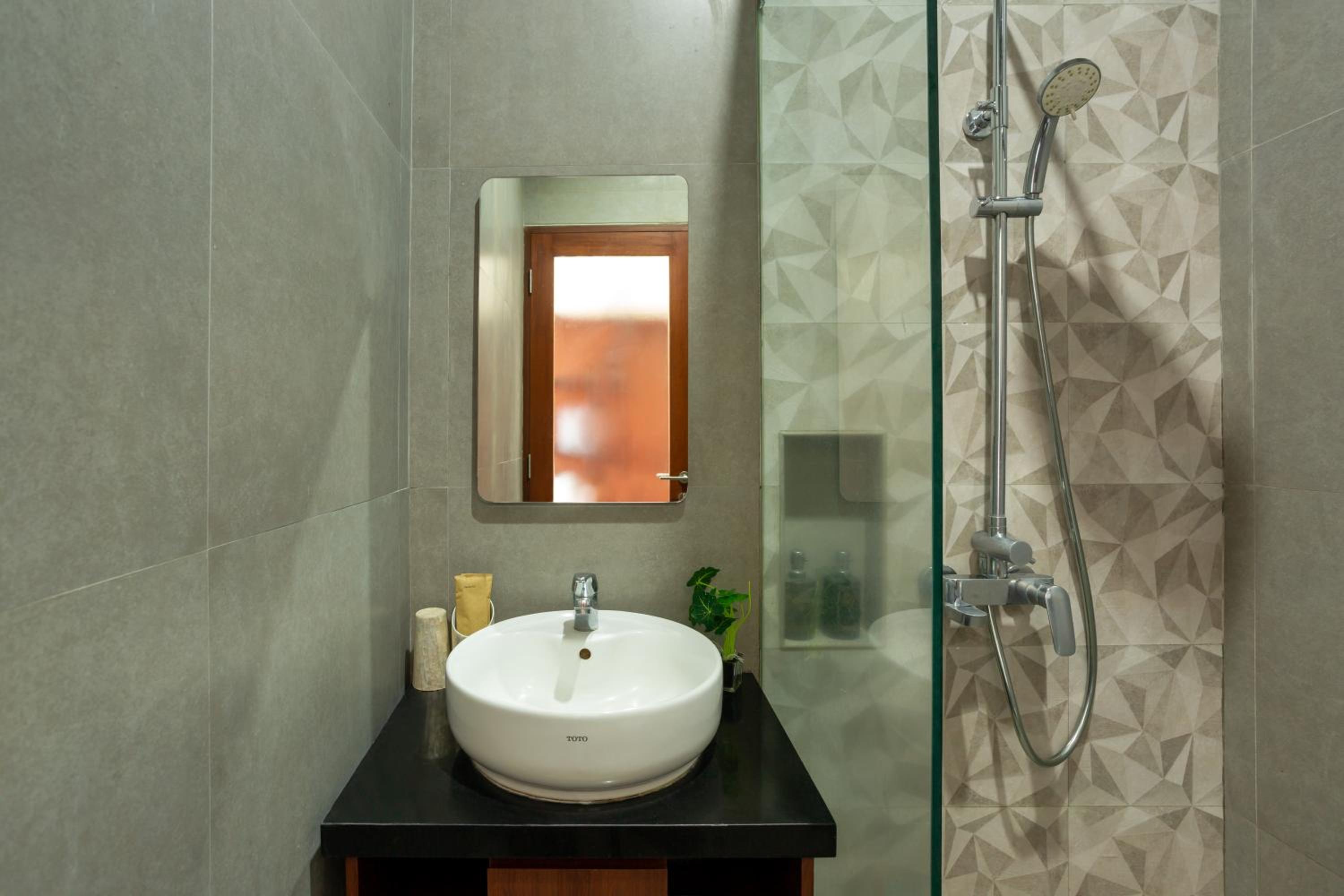 Double Room with Pool View - Photo 5