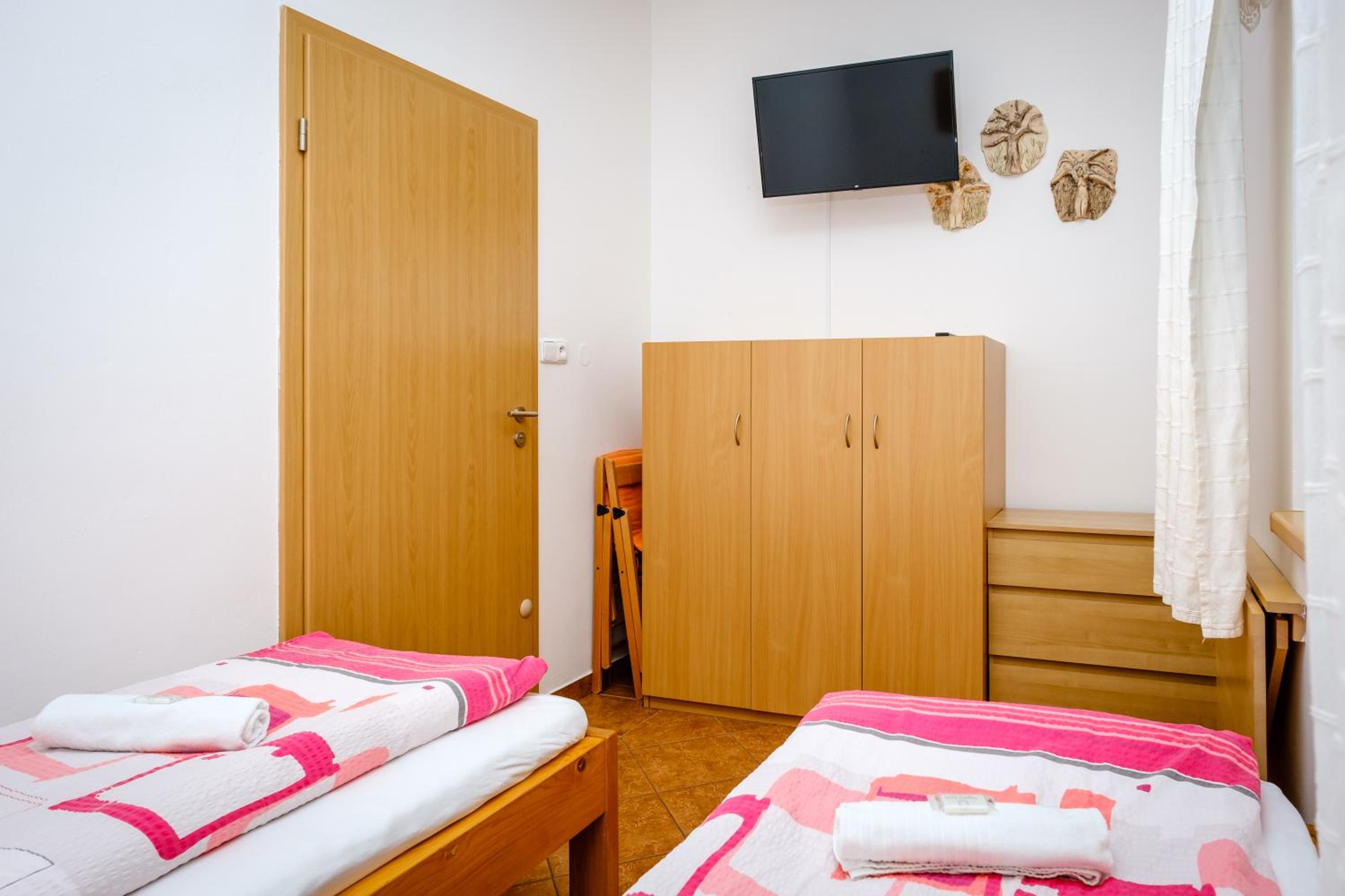 Twin Room with Shared Bathroom photo 2