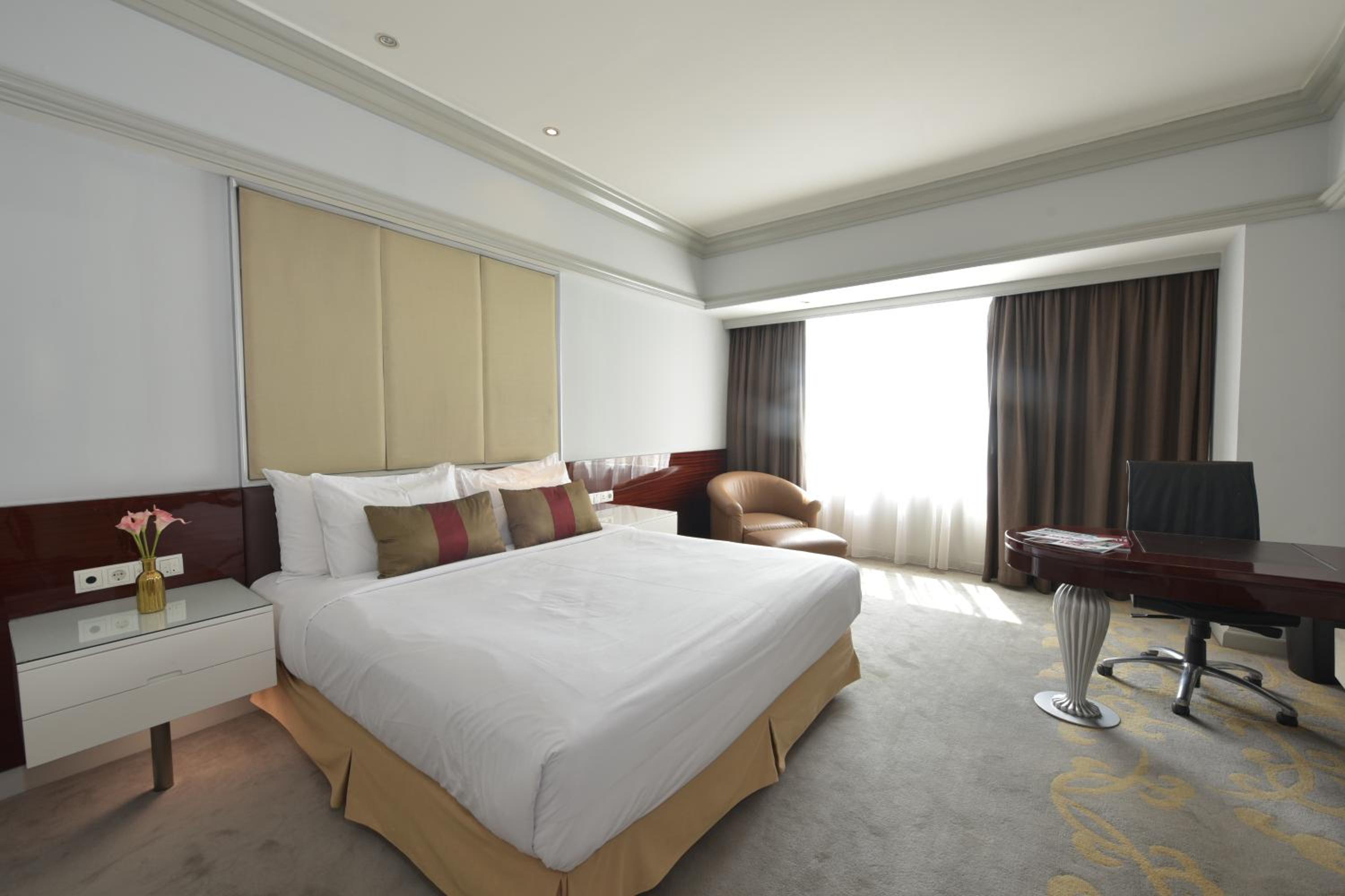 Deluxe Urban King Room - Non-Smoking - Photo 5