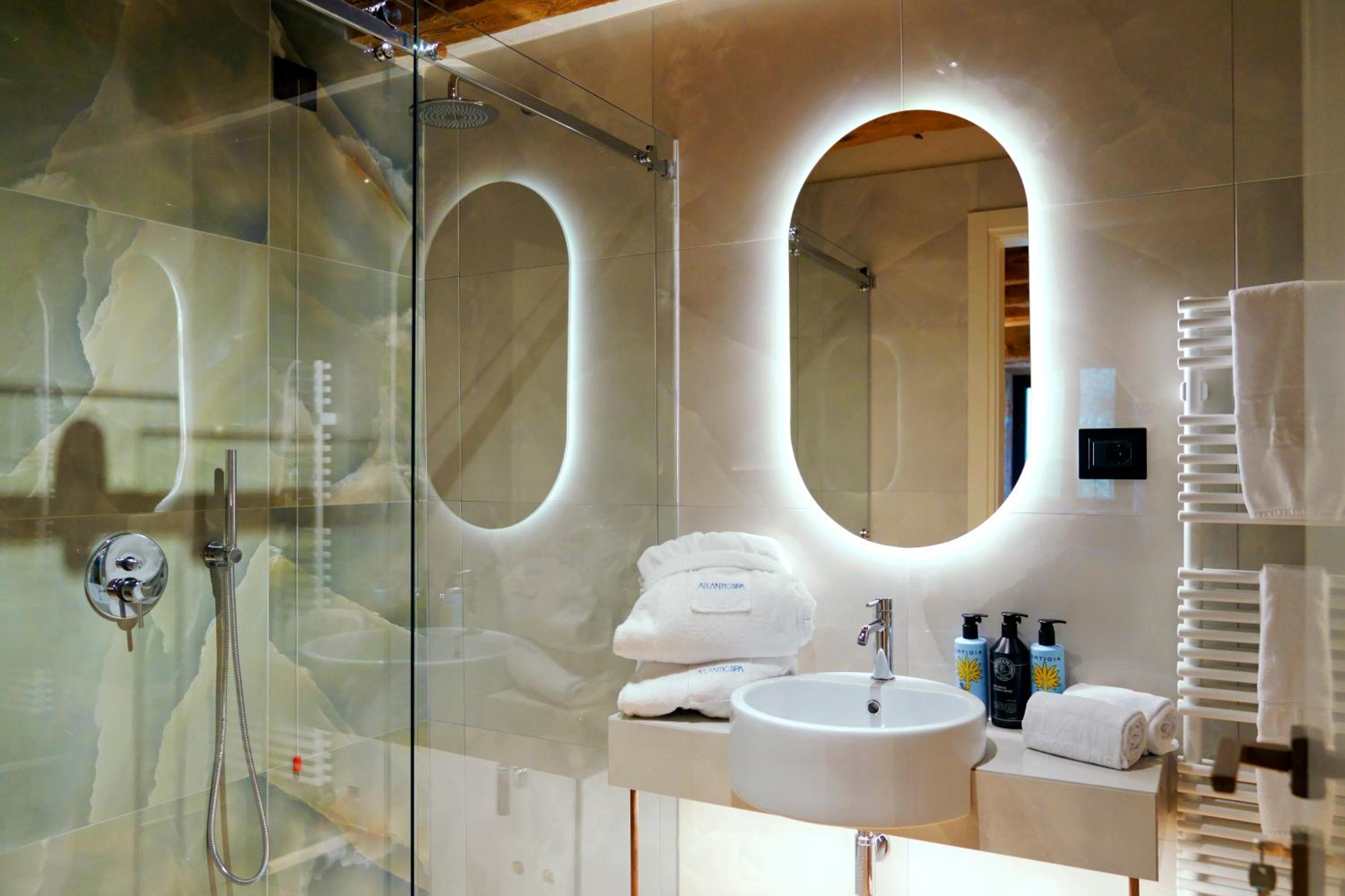 Deluxe Double or Twin Room - Photo 9