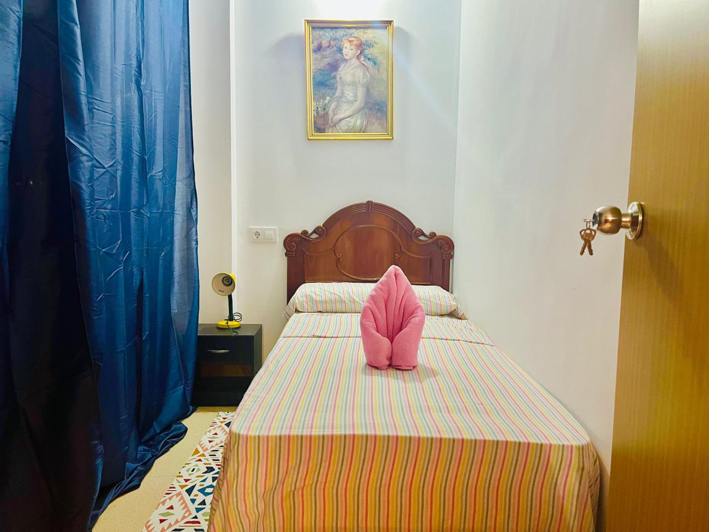 Habitación Individual con Baño y Aseo Compartidos