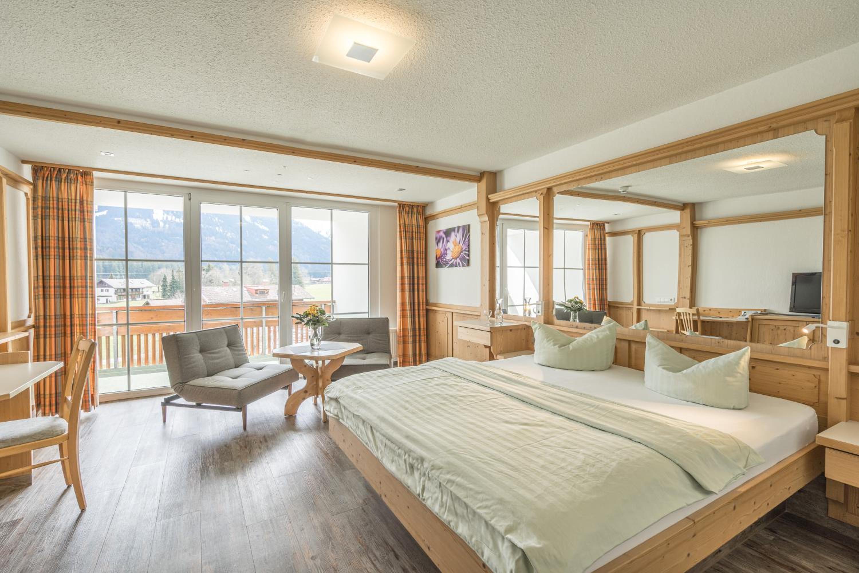 Deluxe Double Room with Balcony photo 2