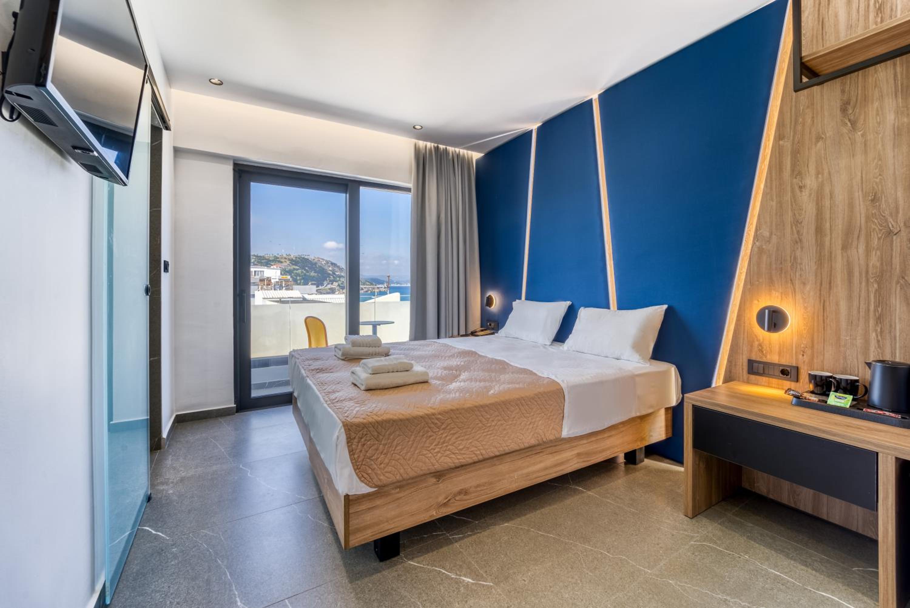 Deluxe Double Room with Side Sea View photo 3