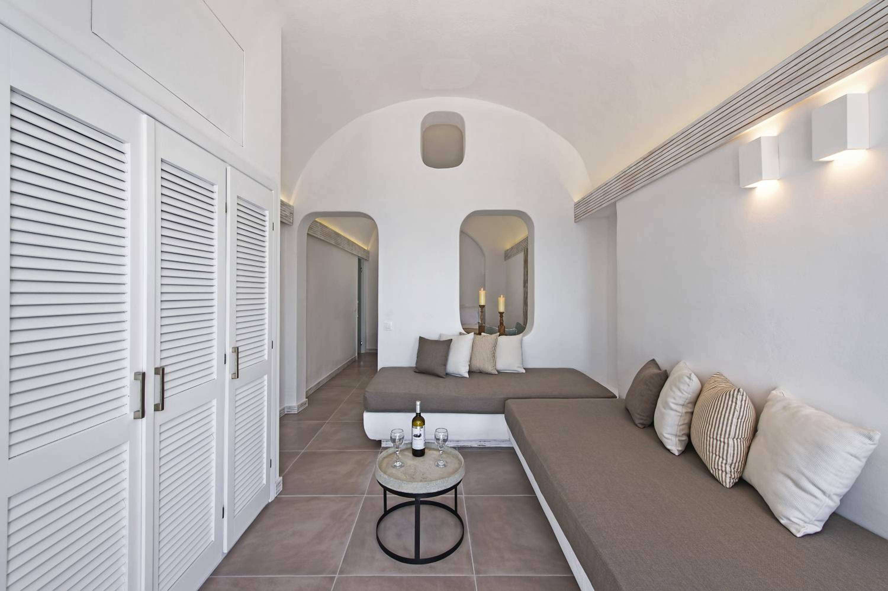 Deluxe Suite with Caldera View - Photo 11