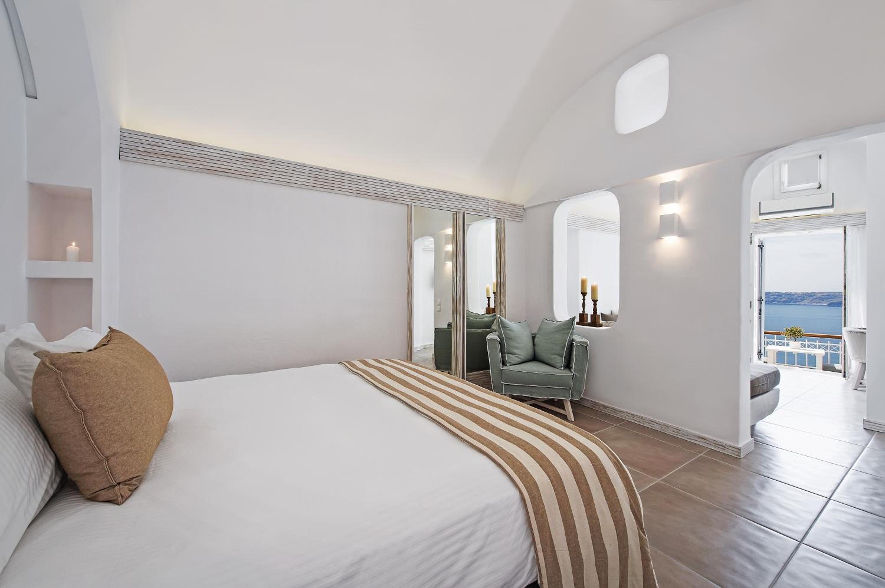 Deluxe Suite with Caldera View - Photo 10