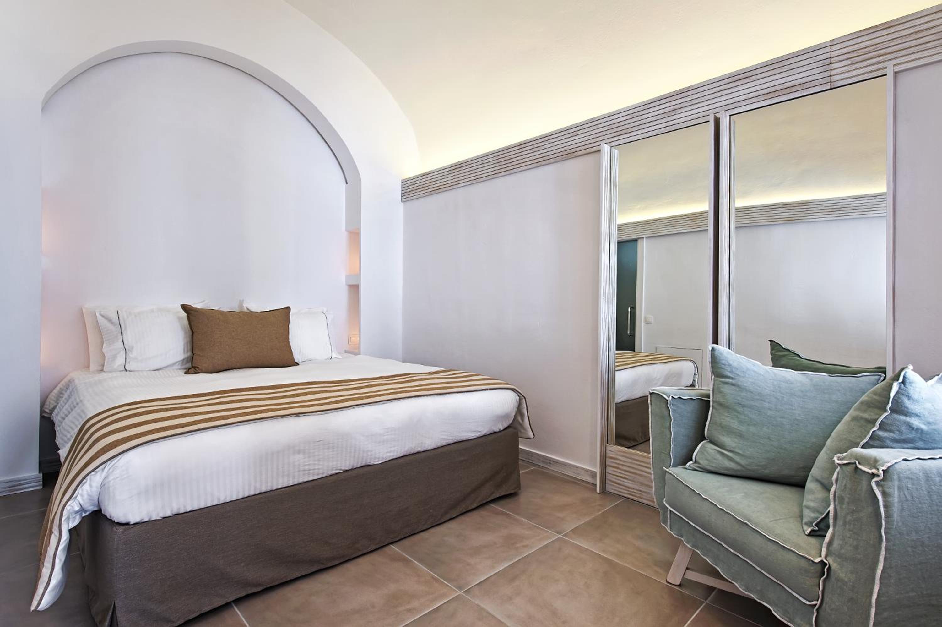 Deluxe Suite with Caldera View - Photo 9