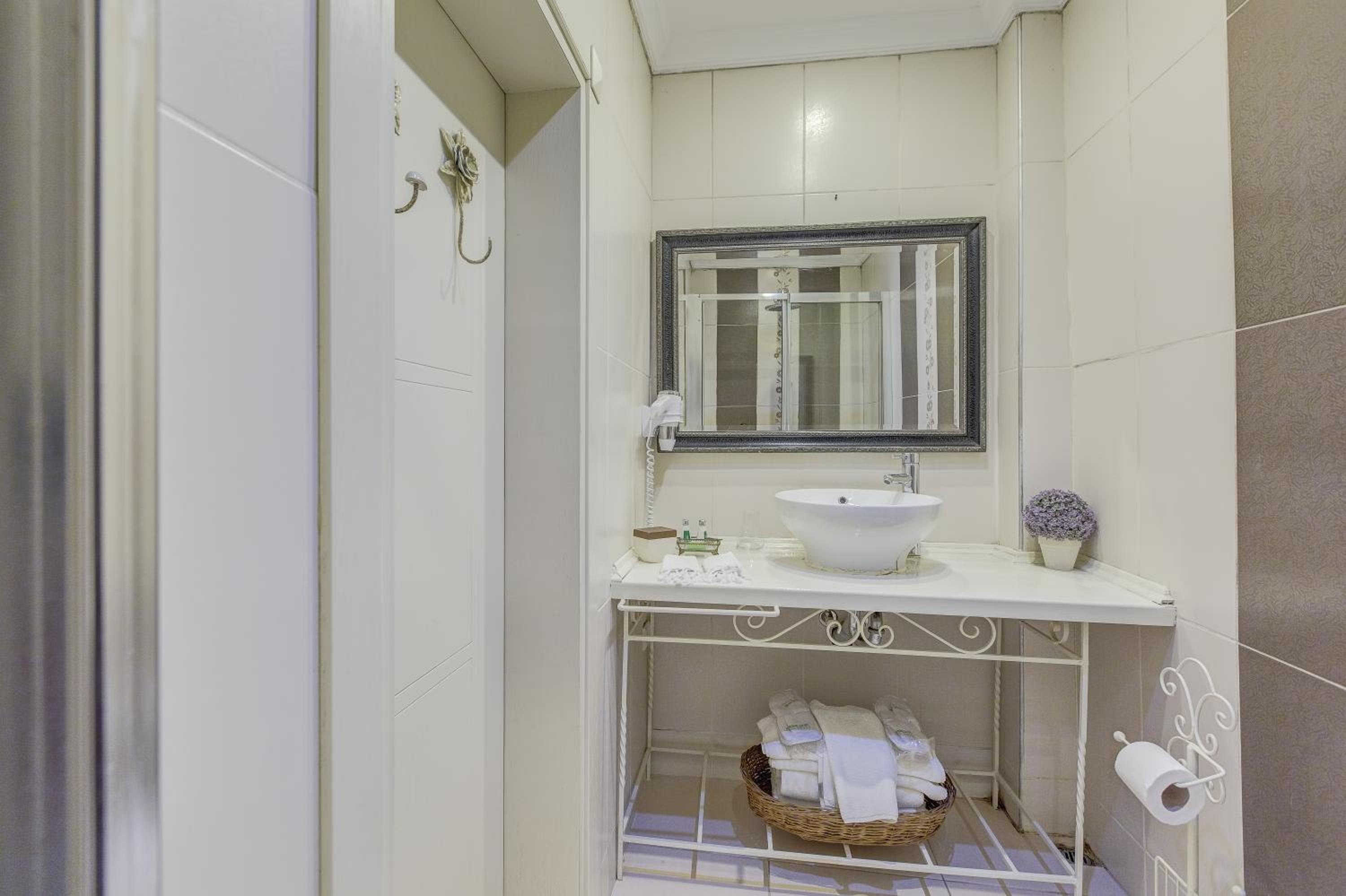 Double Room with Balcony & River View - Photo 6