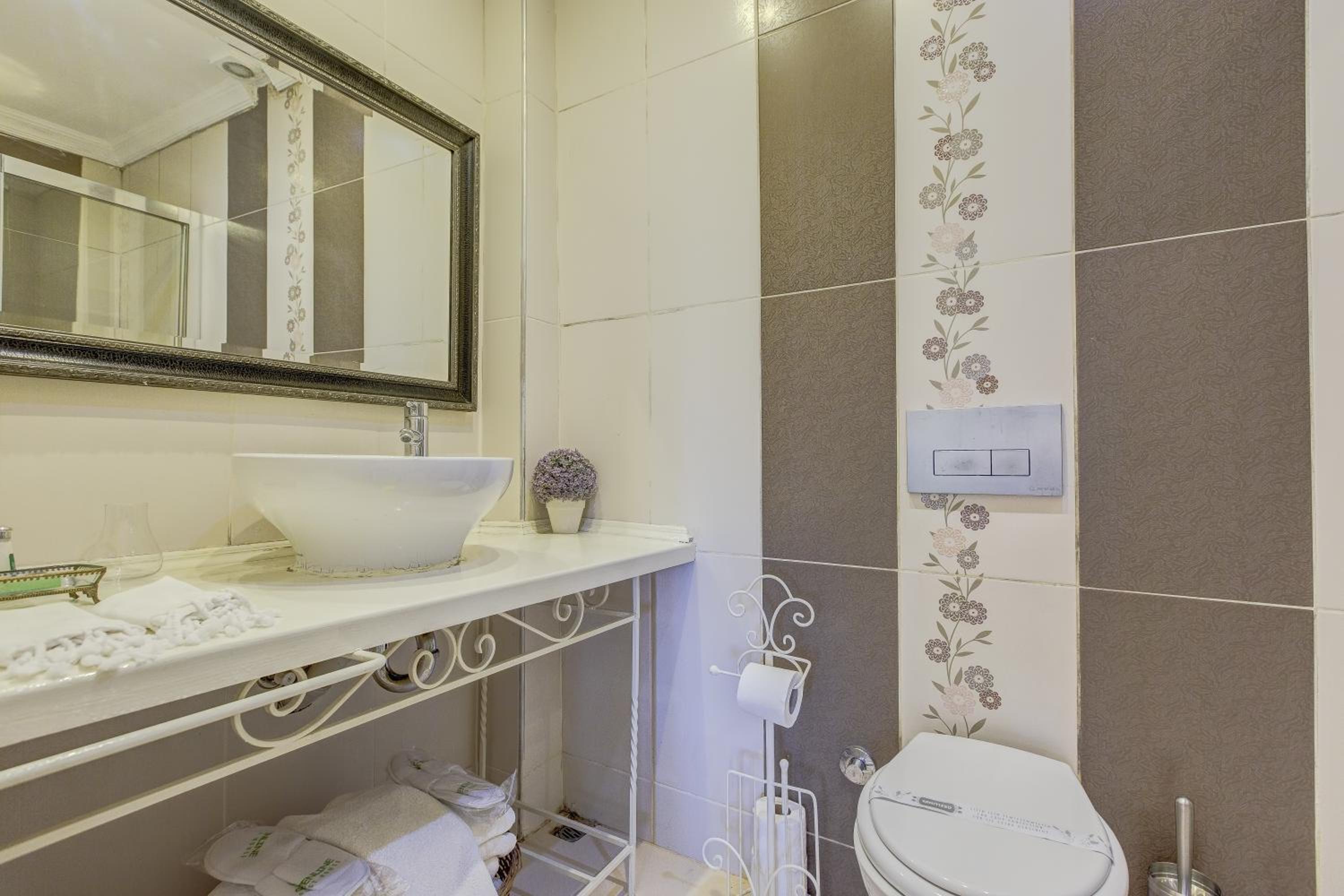 Double Room with Balcony & River View - Photo 7