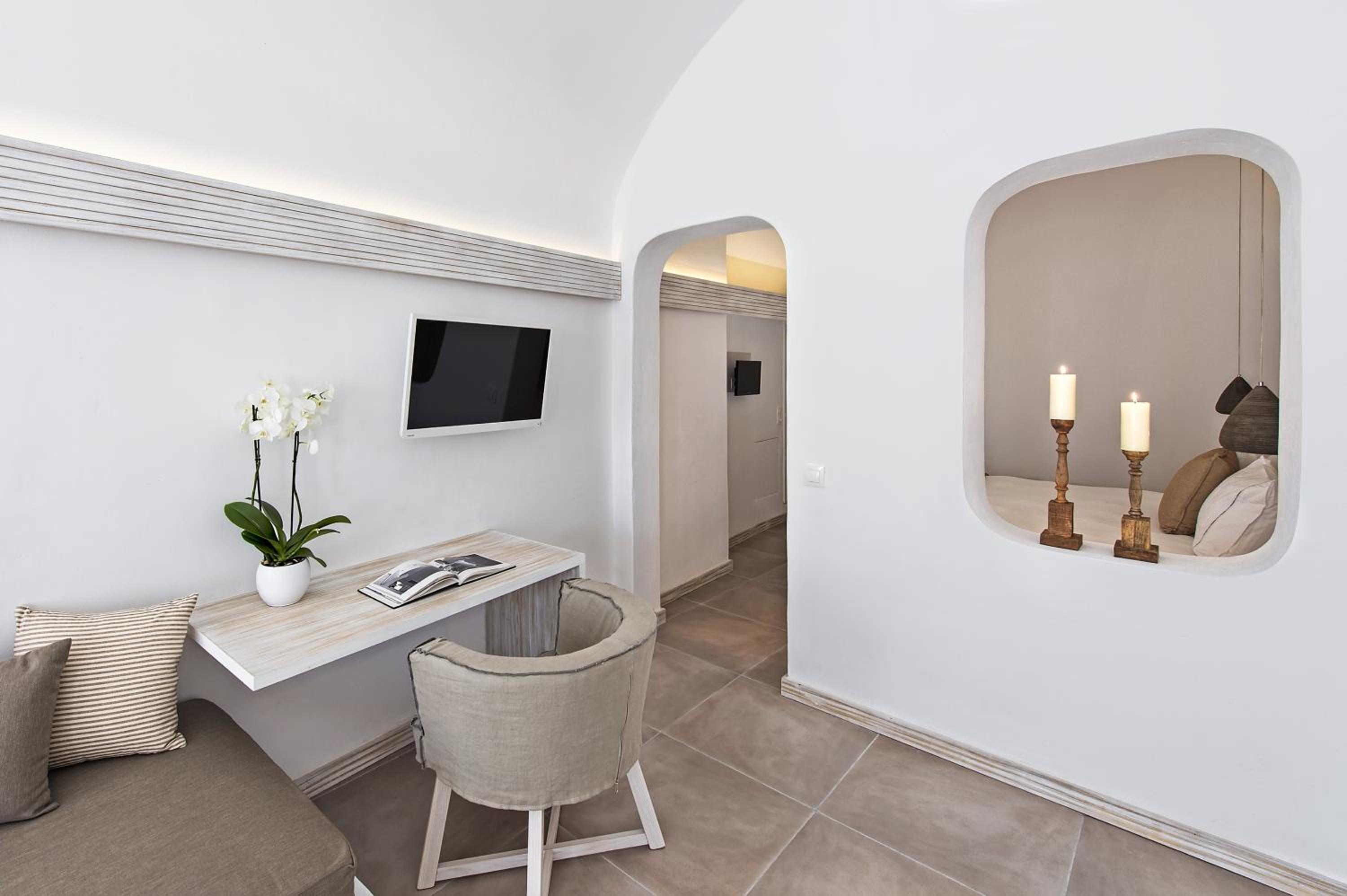 Deluxe Suite with Caldera View - Photo 5
