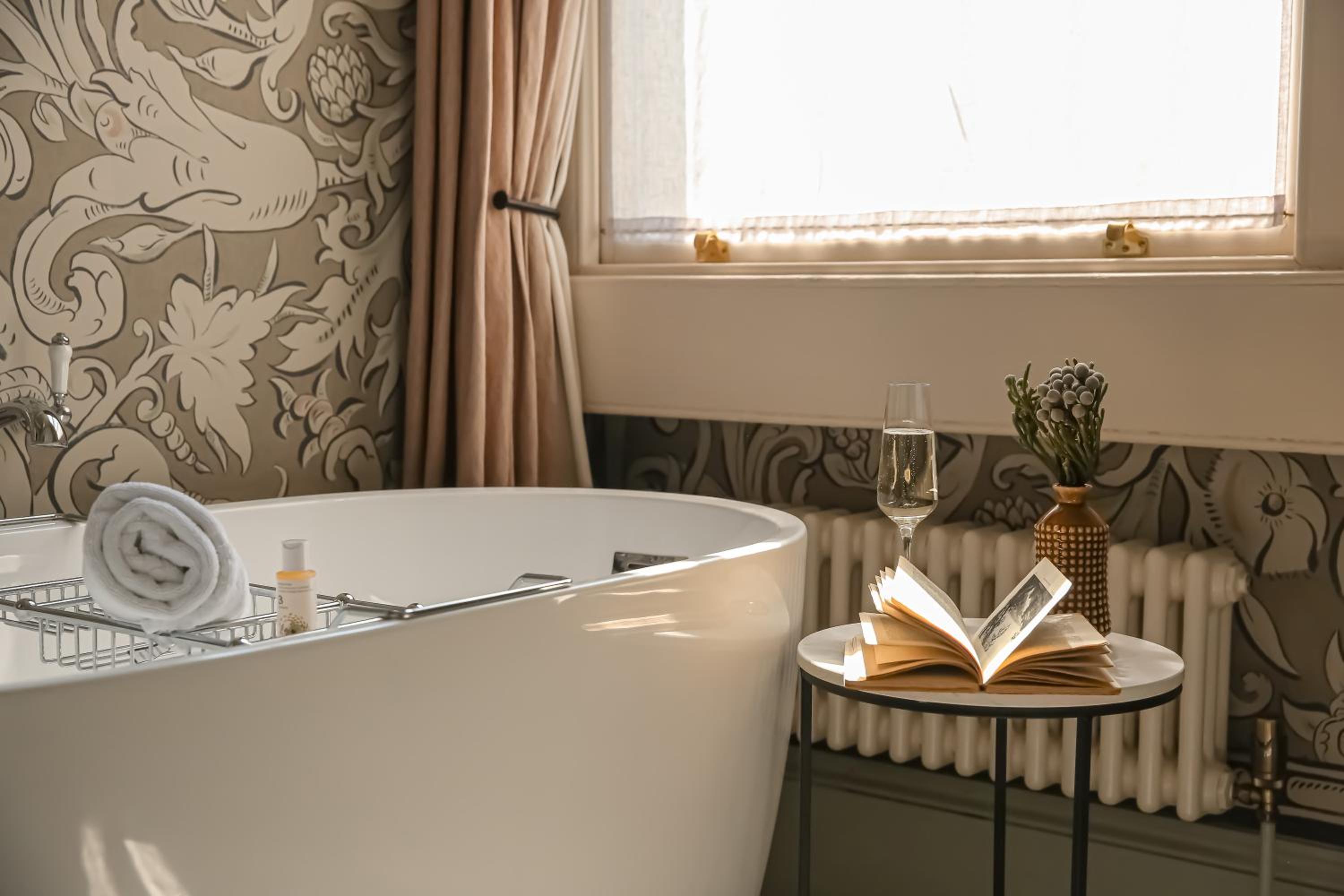 Deluxe King Room with Balcony photo 3