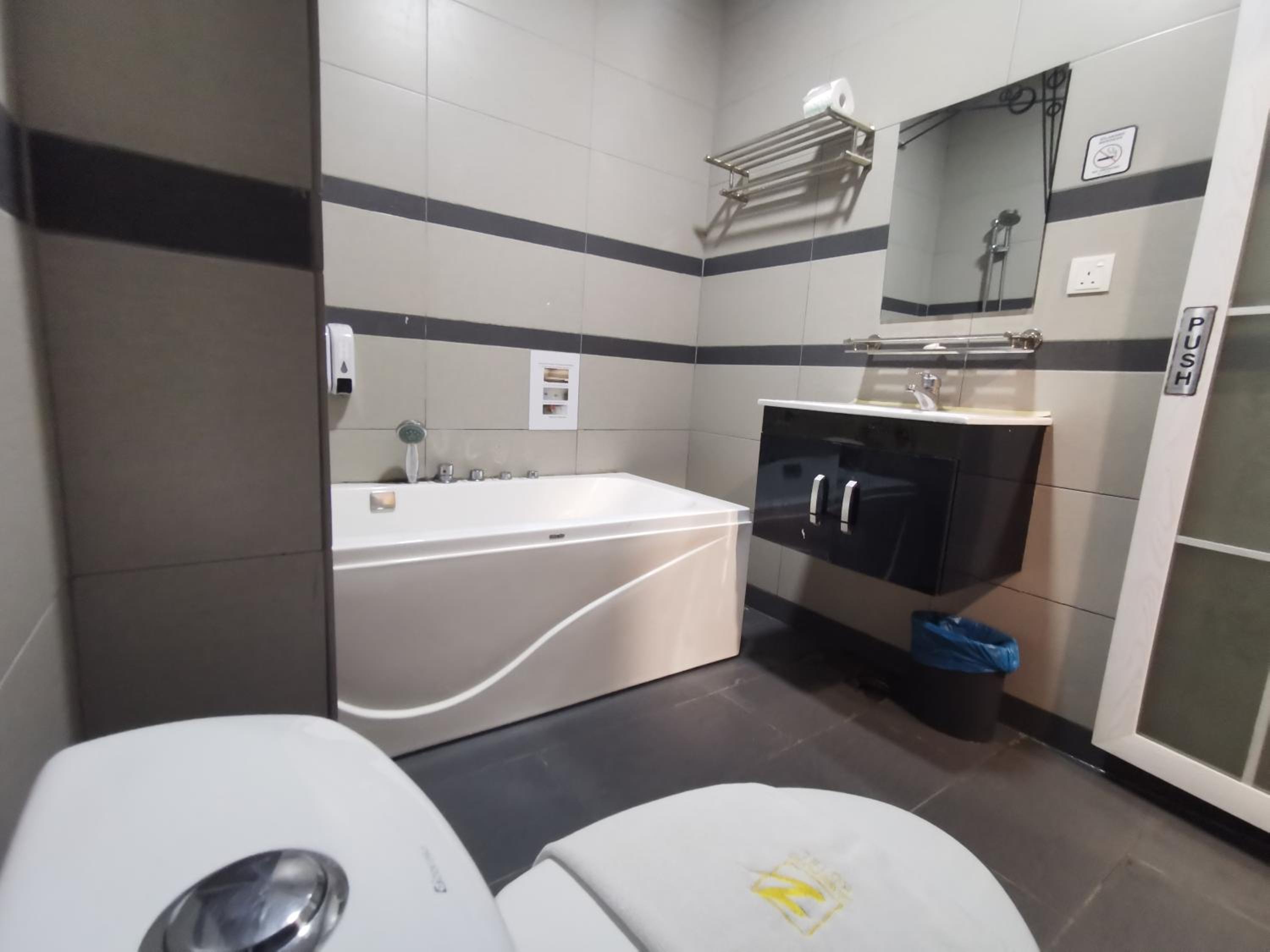 Deluxe King Room photo 2