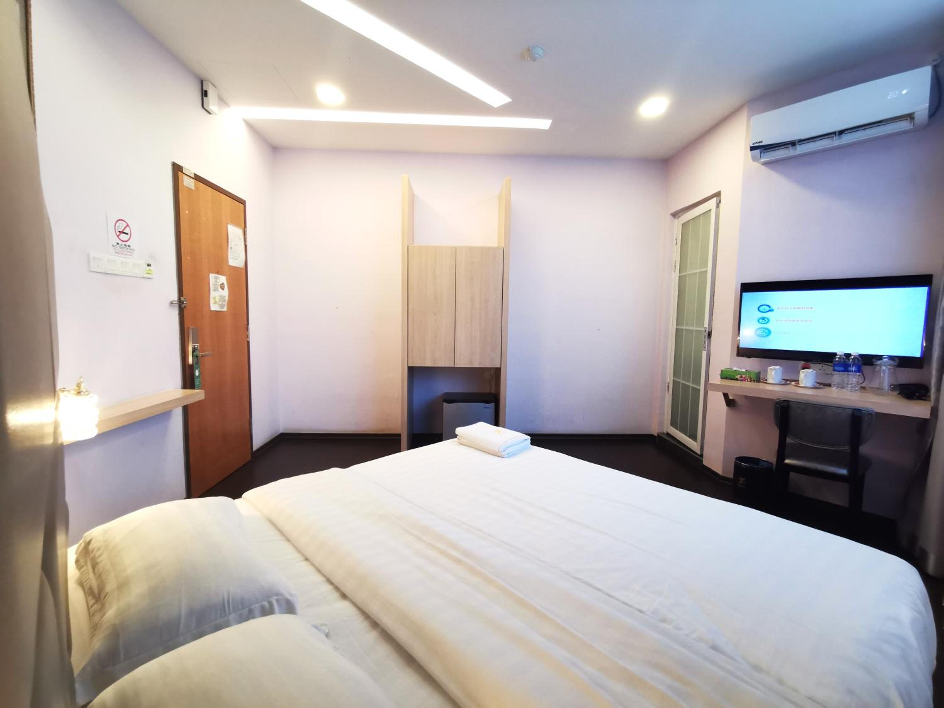 Standard King Room photo 3