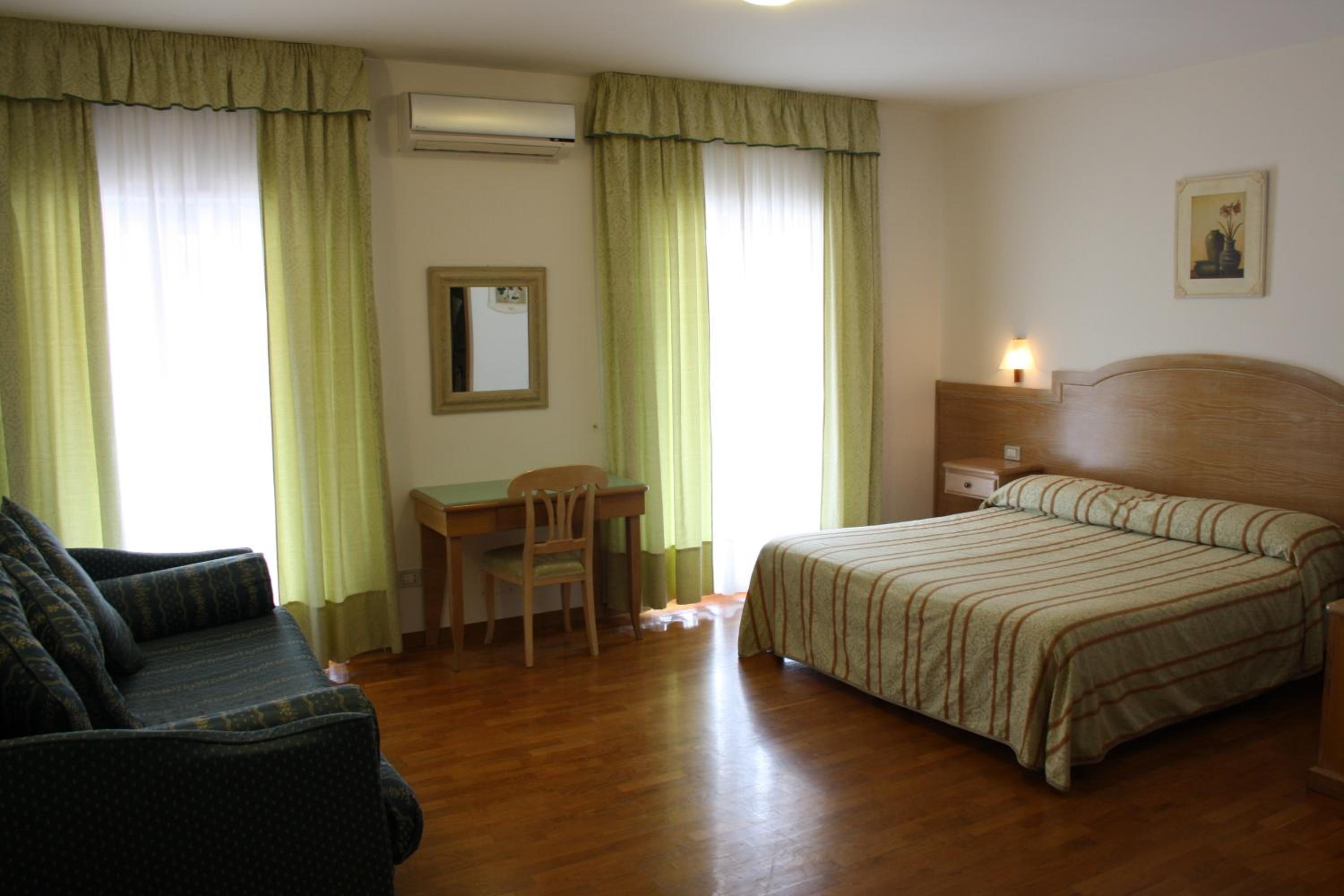 Quadruple Room - Photo 3