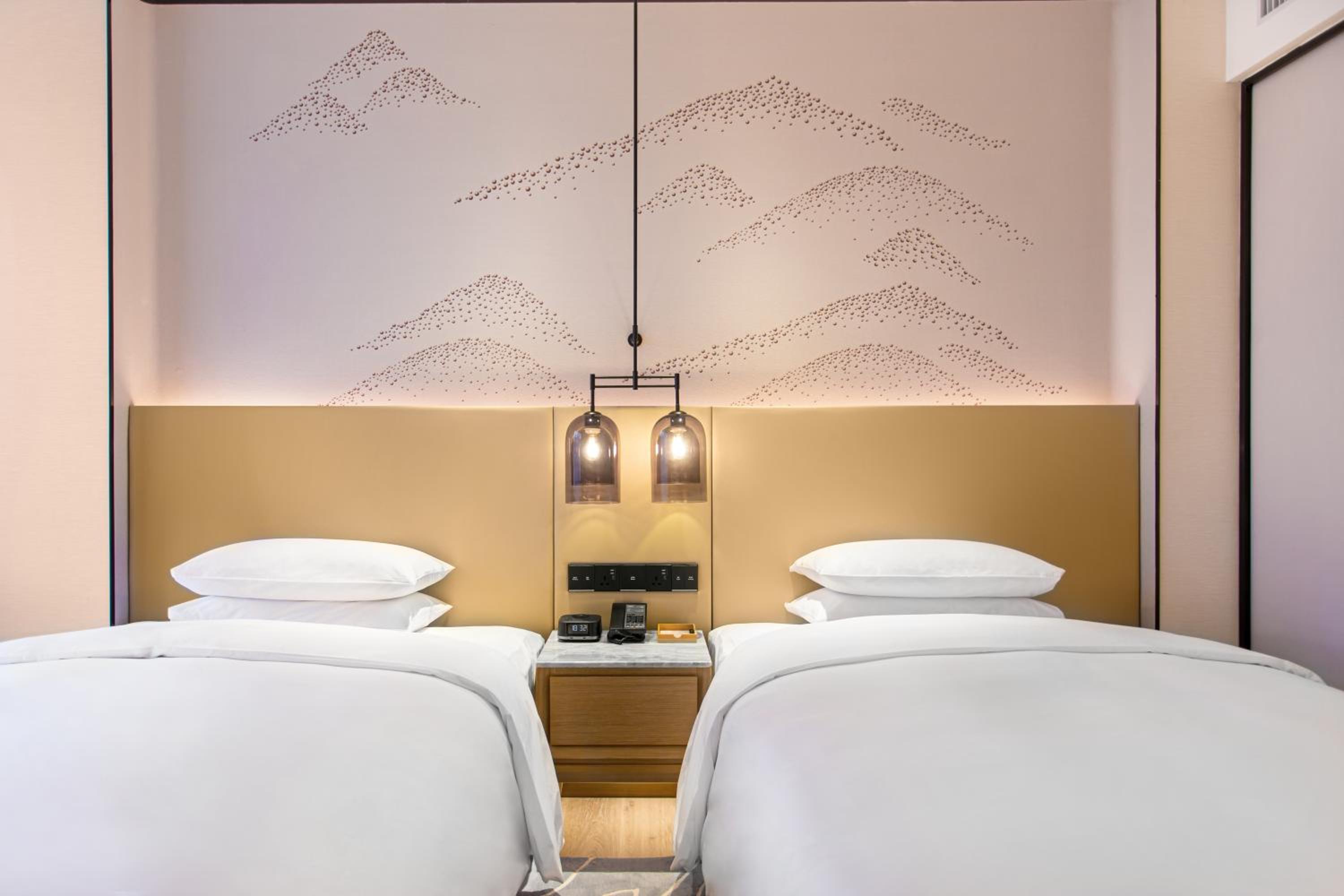 Superior Double Room with Two Double Beds and City View - Photo 2