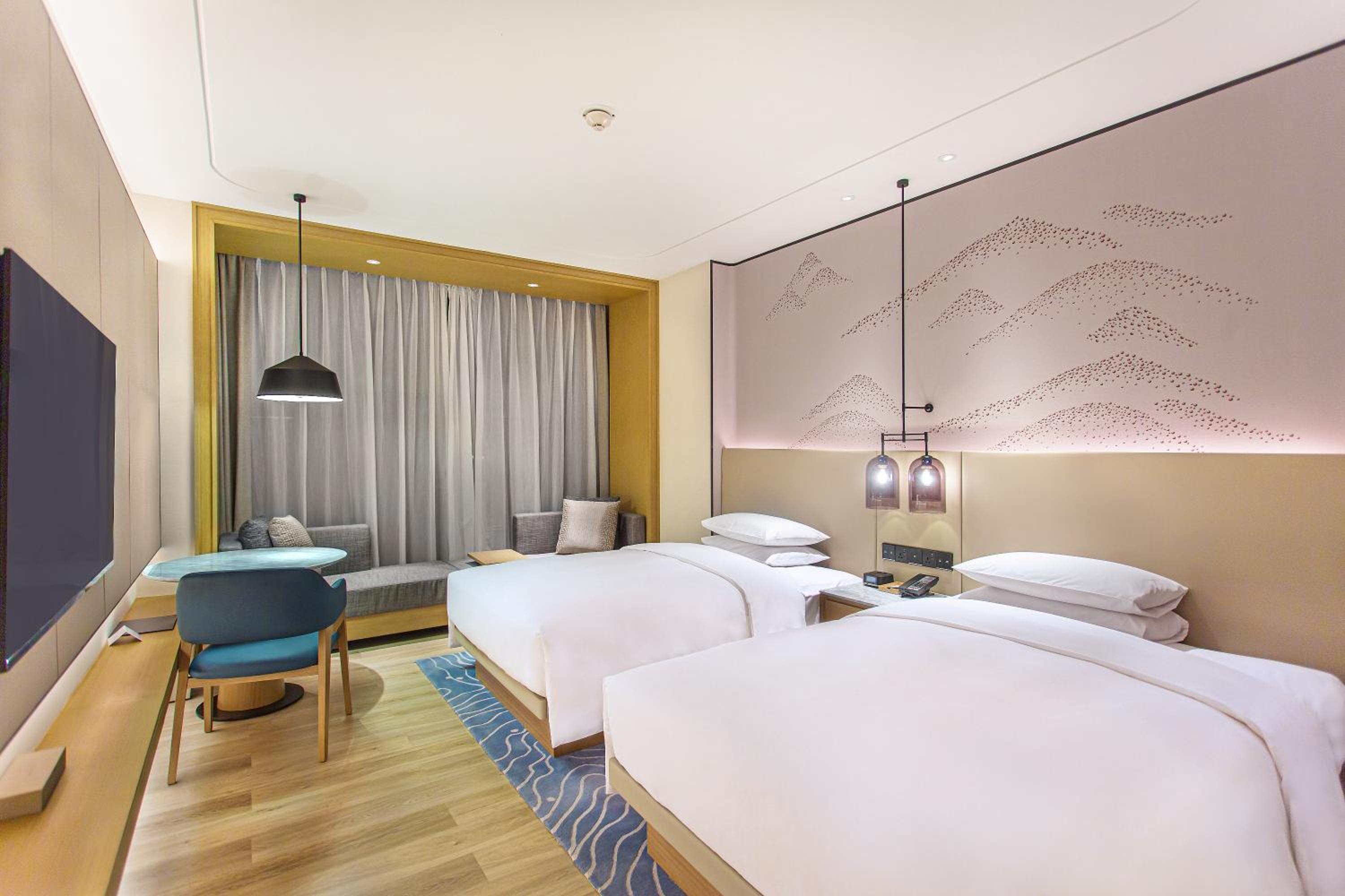 Superior Double Room with Two Double Beds and City View - Photo 1