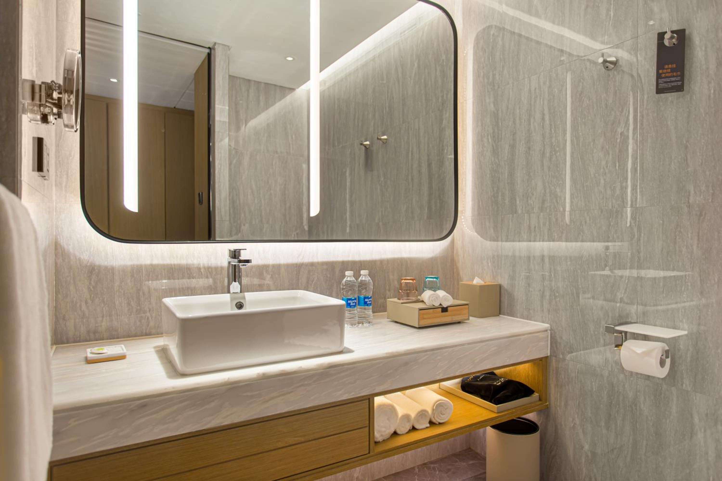 Superior Double Room with Two Double Beds and City View - Photo 3