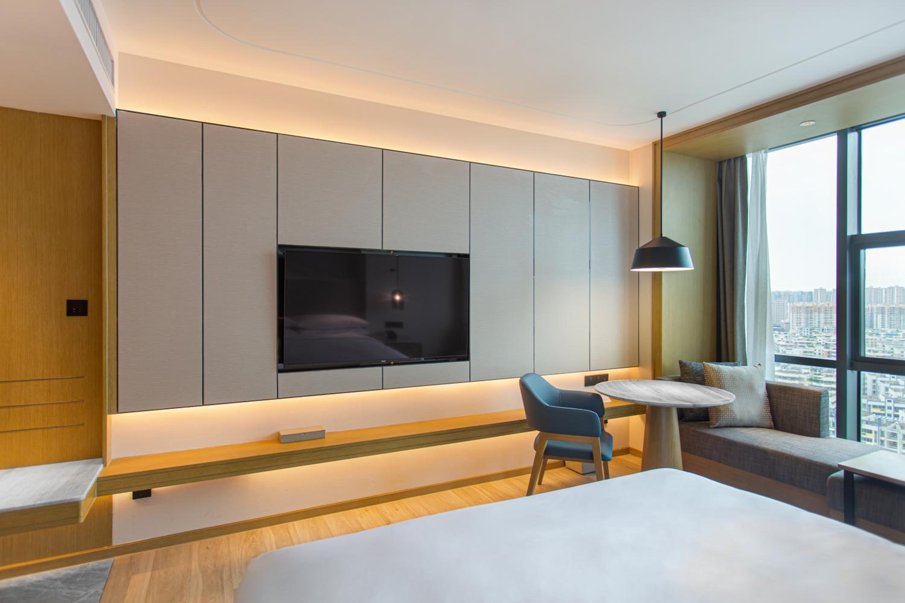 Premier King Room with City View - Photo 2